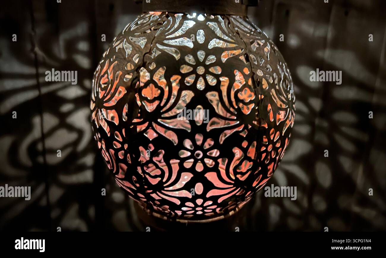 Lanterna notturna che proietta ombre luminose - Immagine stock catturata con smartphone