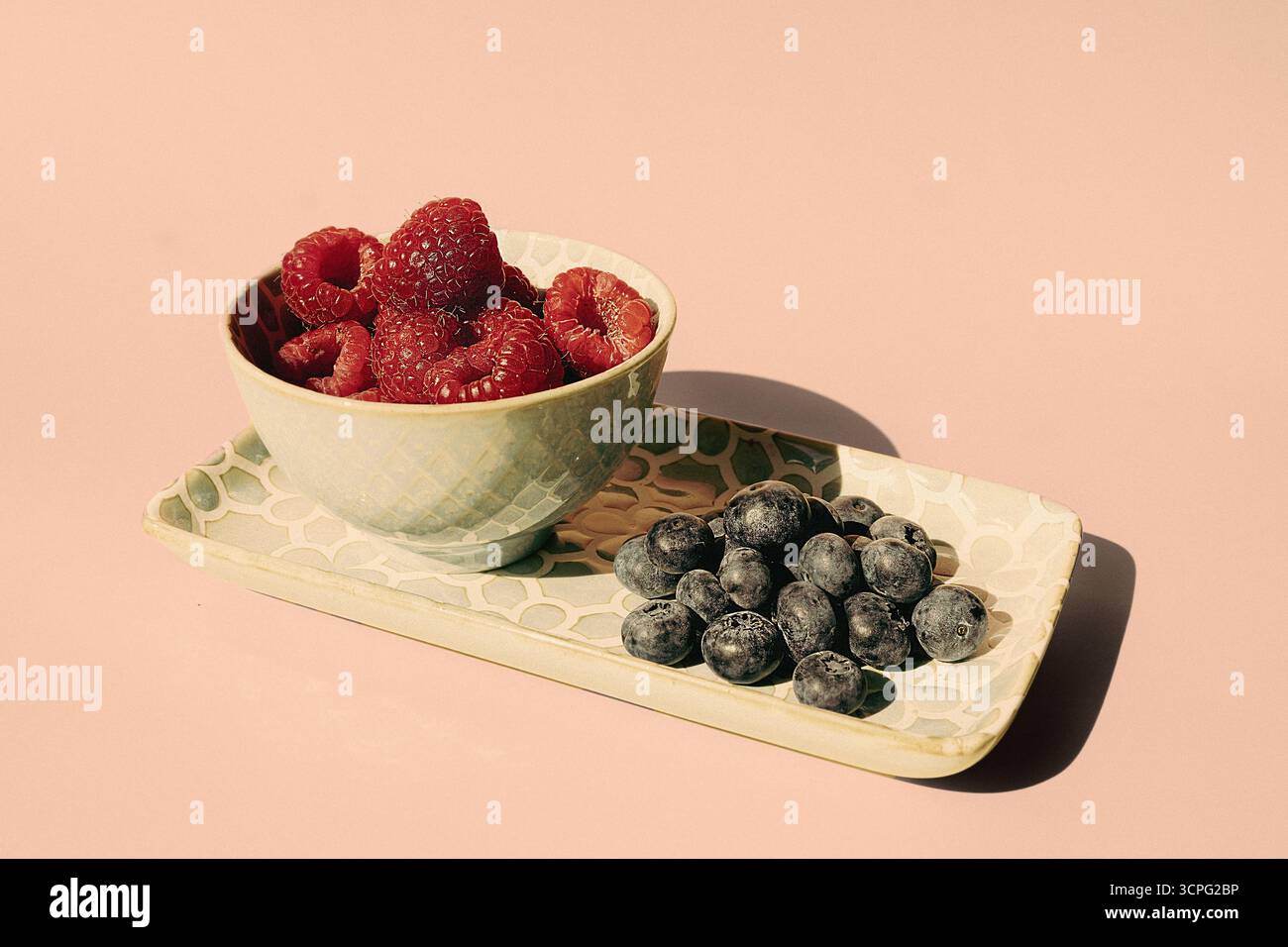 Una foto di sana frutta fresca mista in colori vintage su un piatto. Bacche crude naturali nutrienti. Perfetto per uno sfondo Foto Stock