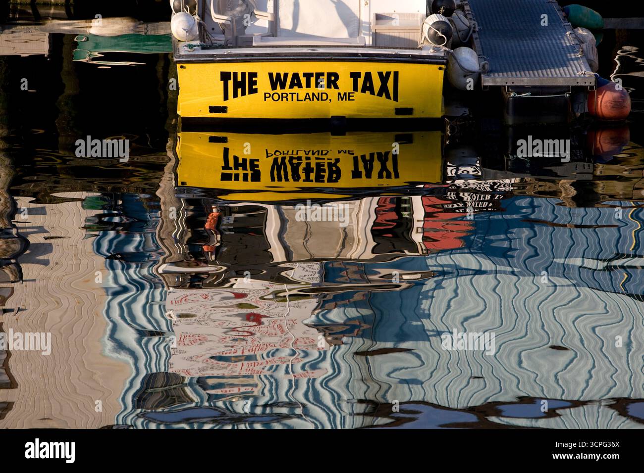 Riflessi increspati da un taxi d'acqua attraccato nel porto di Portland. Portland, IO. Foto Stock