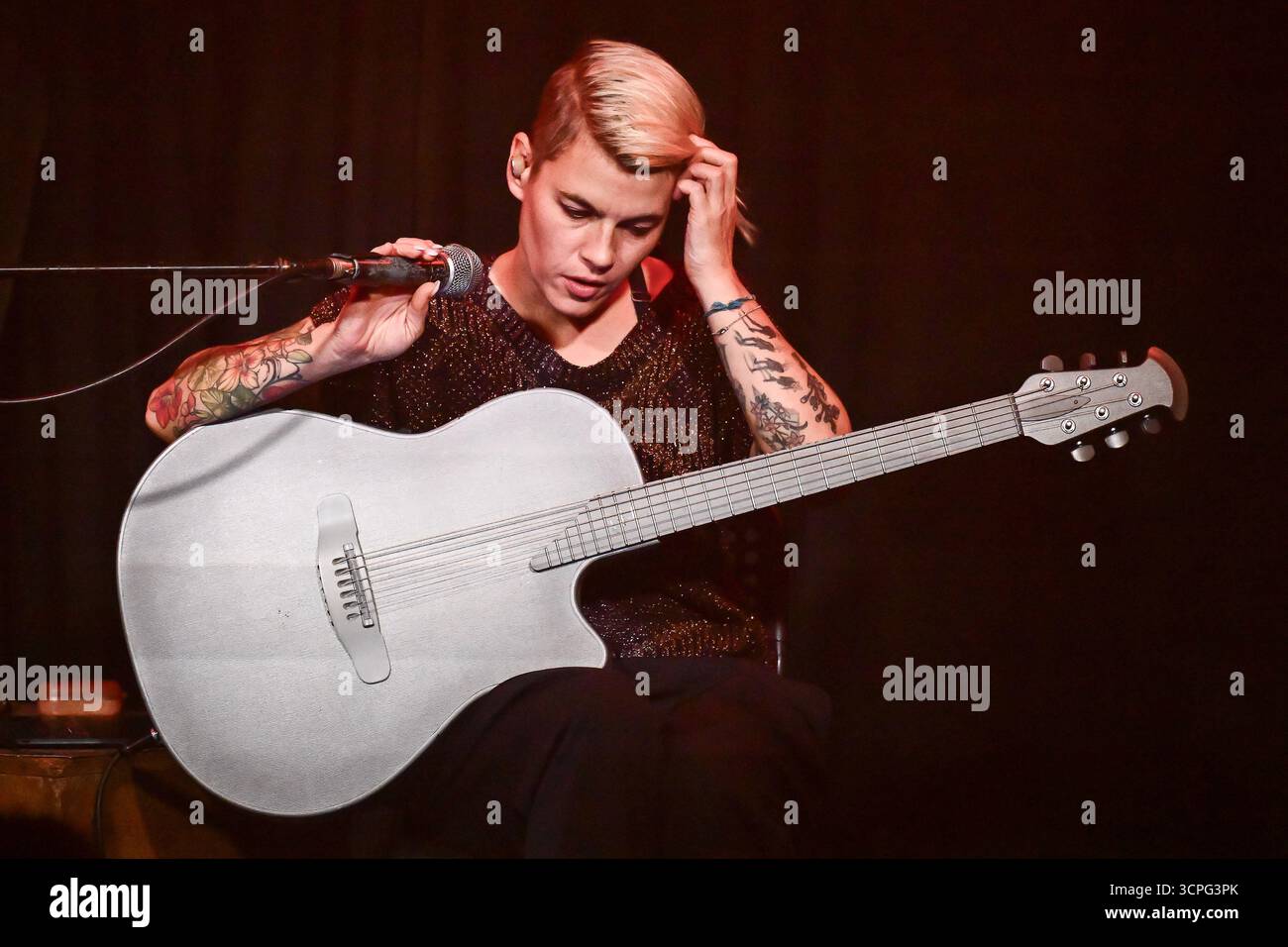 Kaki King durante una serata con Kaki King - Italian Style, presso il largo Venue, il 25 settembre 2025 a Roma, Italia. Foto Stock