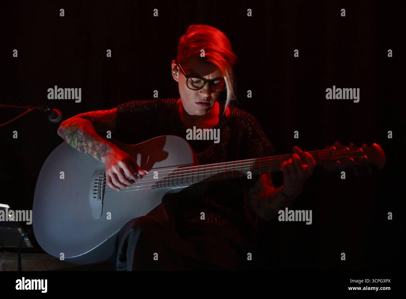 Kaki King durante una serata con Kaki King - Italian Style, presso il largo Venue, il 25 settembre 2025 a Roma, Italia. Foto Stock