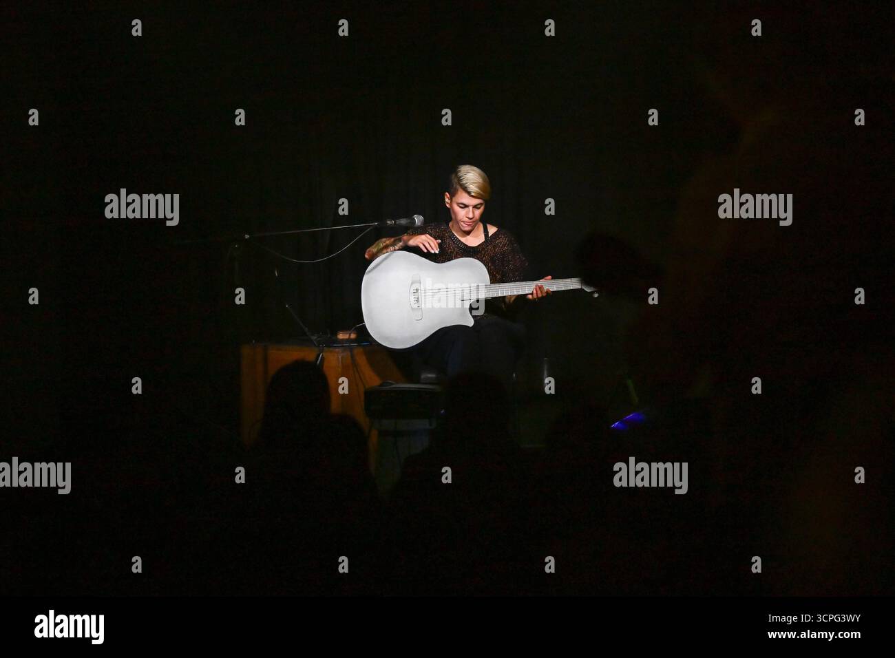 Kaki King durante una serata con Kaki King - Italian Style, presso il largo Venue, il 25 settembre 2025 a Roma, Italia. Foto Stock