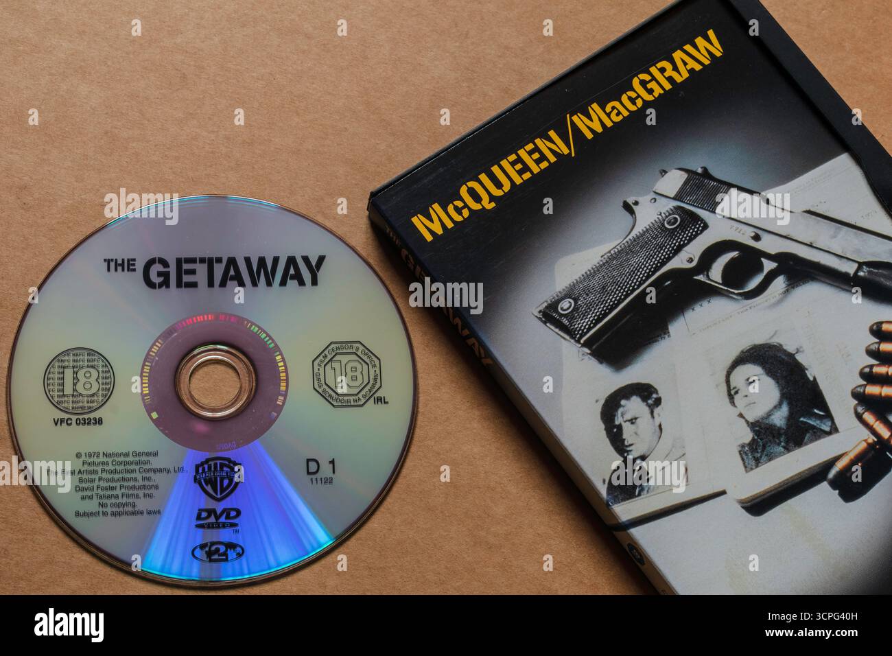 Disco DVD "The Getaway" con copertina con testo di Steve McQueen e Ali MacGraw, isolato su sfondo bianco chiaro Foto Stock