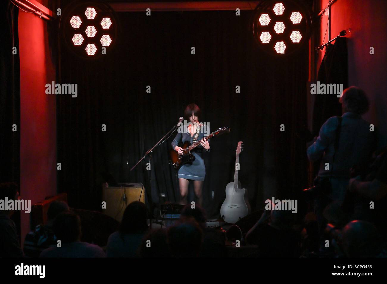 Gloria Tricamo apre una serata con Kaki King - Italian Style, al largo Venue, il 25 settembre 2025 a Roma, Italia. Foto Stock