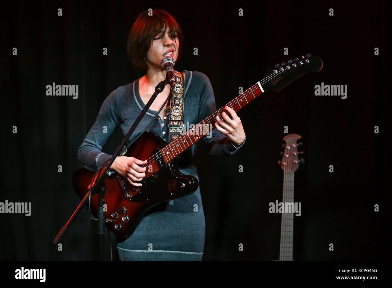 Gloria Tricamo apre una serata con Kaki King - Italian Style, al largo Venue, il 25 settembre 2025 a Roma, Italia. Foto Stock