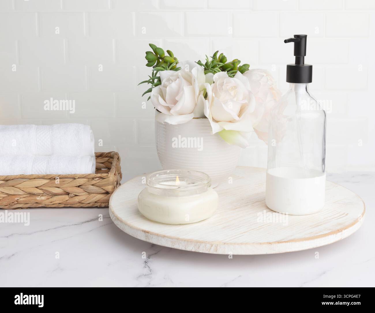 Bagno bianco con ripiano luminoso e arioso e femminile Foto Stock