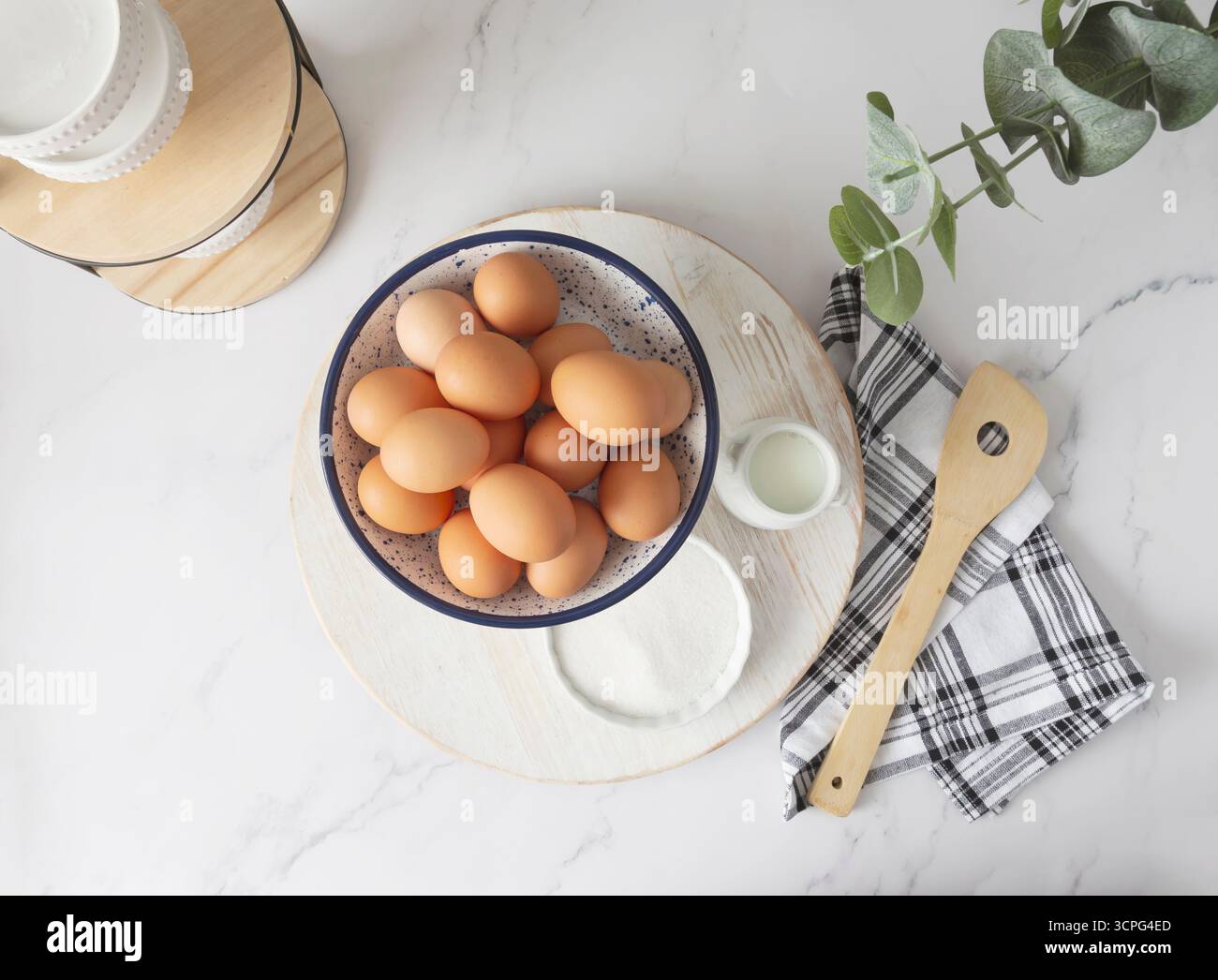 Vista dall'alto dei prodotti da forno sul piano di lavoro della cucina pulita Foto Stock