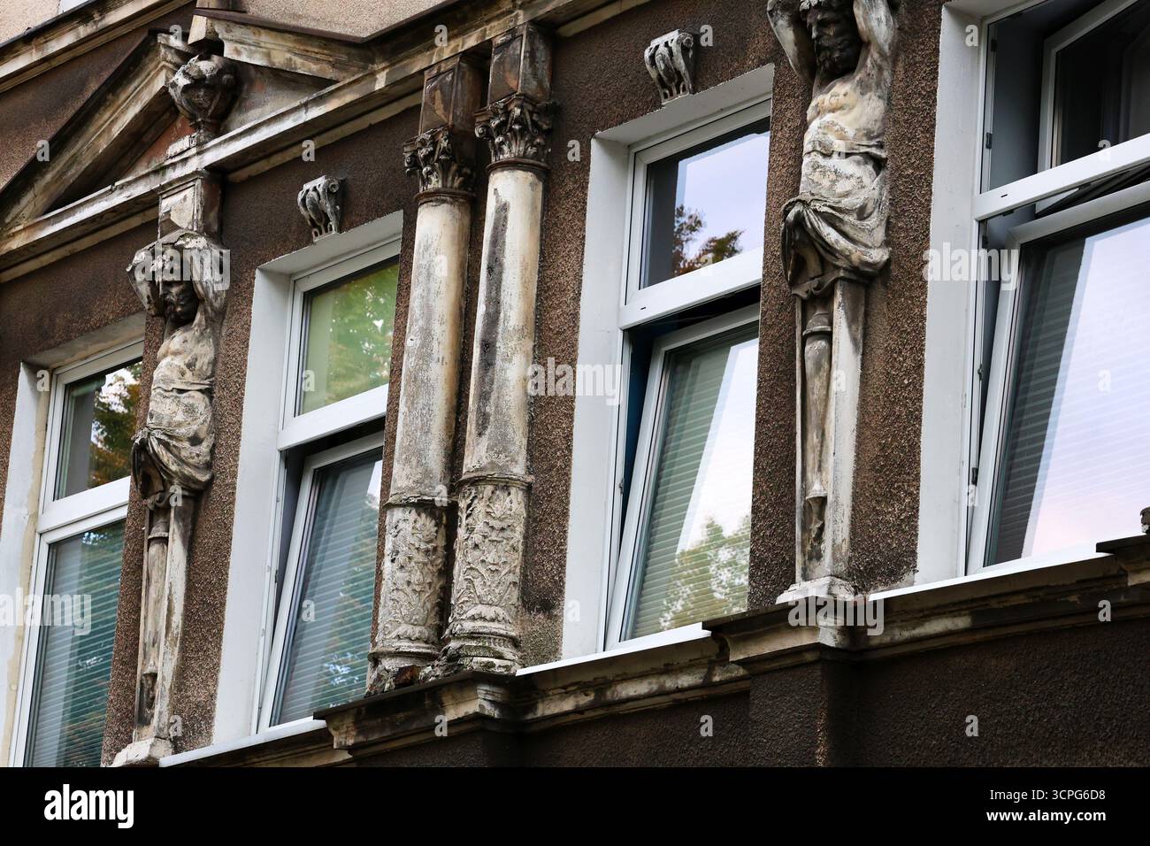 Facciata architettonica ornata con dettagli scultorei nella città bassa di Danzica, Polonia Foto Stock