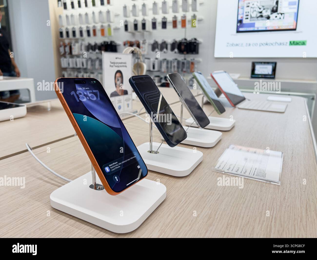 Poznan, Polonia - 20 settembre 2025: Dispositivi iPhone 17 Pro su moderni espositori di negozi, che mostrano colori vivaci e diversi e tecnologia mobile inn Foto Stock