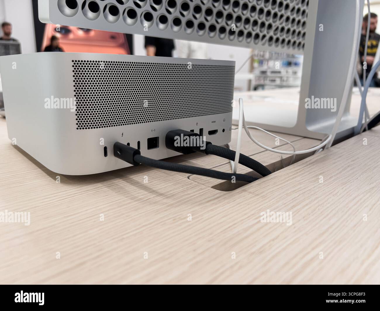 Poznan, Polonia - 20 settembre 2025: Vista dettagliata della parte posteriore del computer Apple Mac Studio, con più cavi essenziali collegati alle porte, con Foto Stock