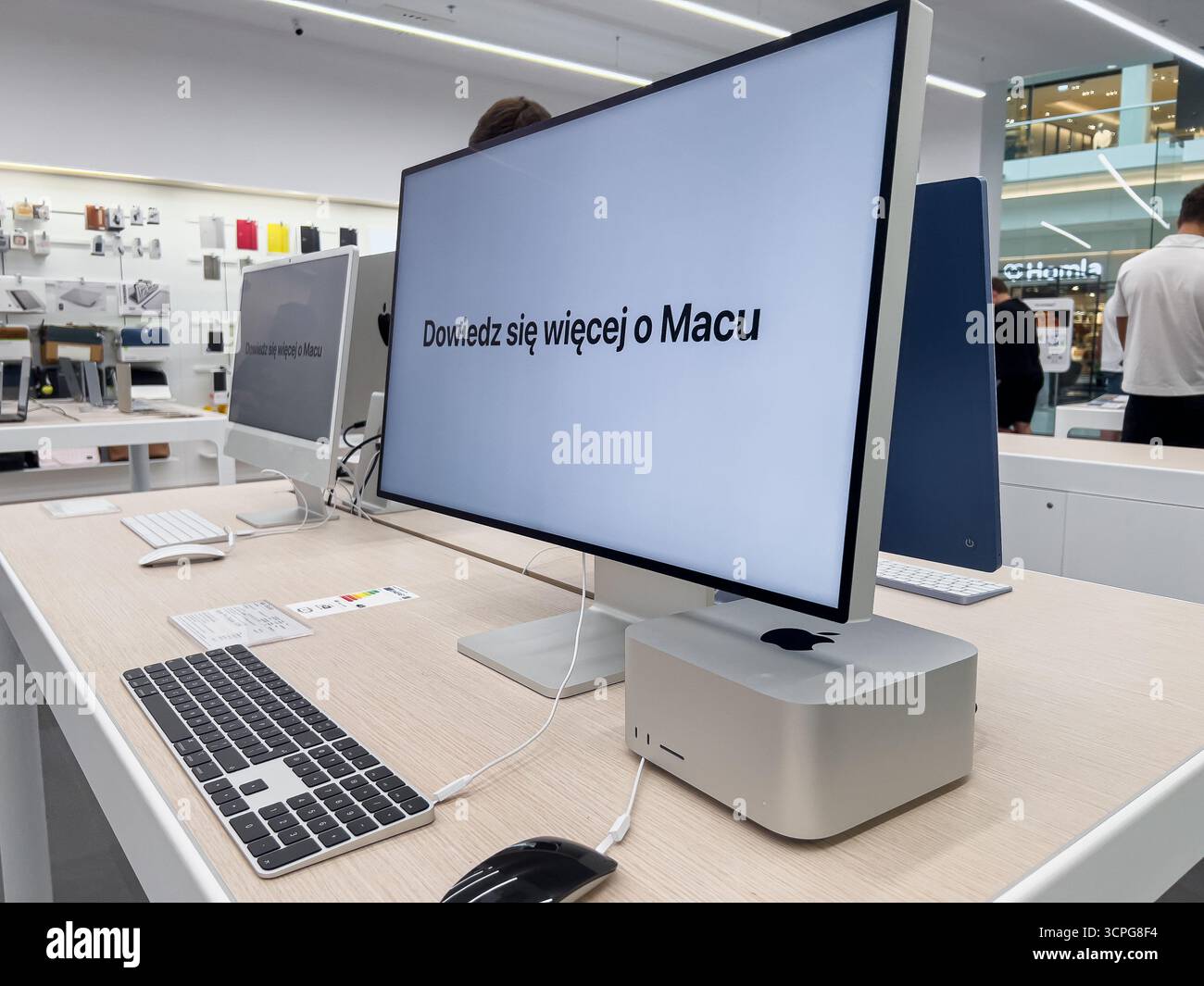 Poznan, Polonia - 20 settembre 2025: Interni di un moderno negozio di elettronica con computer Apple Mac Studio e iMac che offrono un'esperienza di elaborazione interattiva premium Foto Stock