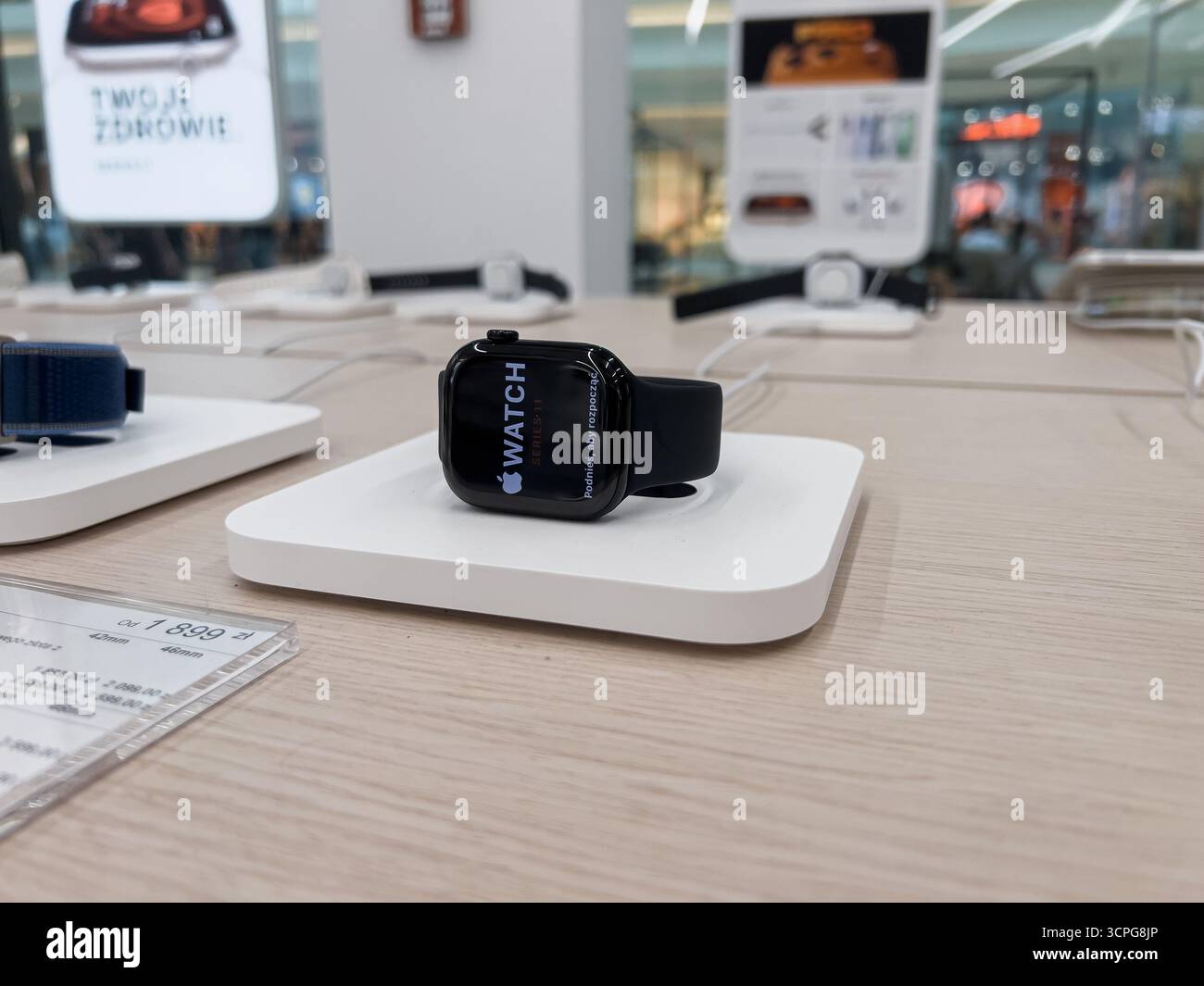 Poznan, Polonia - 20 settembre 2025: Apple Watch 11 presentato su un espositore pulito, enfatizzando le capacità di monitoraggio dello stato e l'efficienza del Foto Stock
