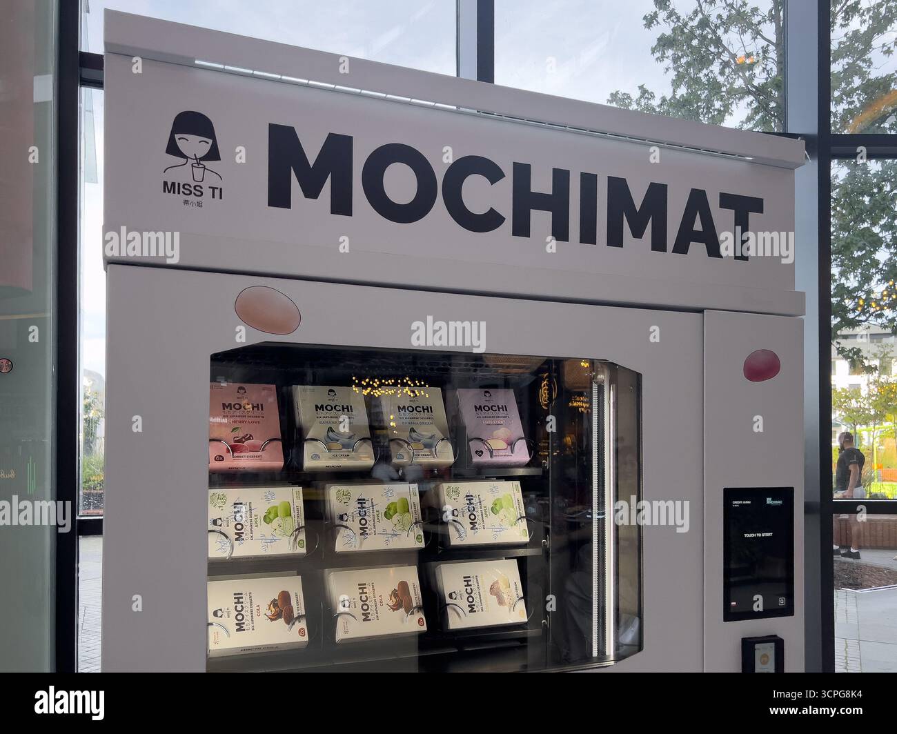 Poznan, Polonia - 20 settembre 2025: MOCHIMAT, un moderno distributore automatico automatico, offre varie opzioni di mochi surgelati di Miss ti per una delizia Foto Stock