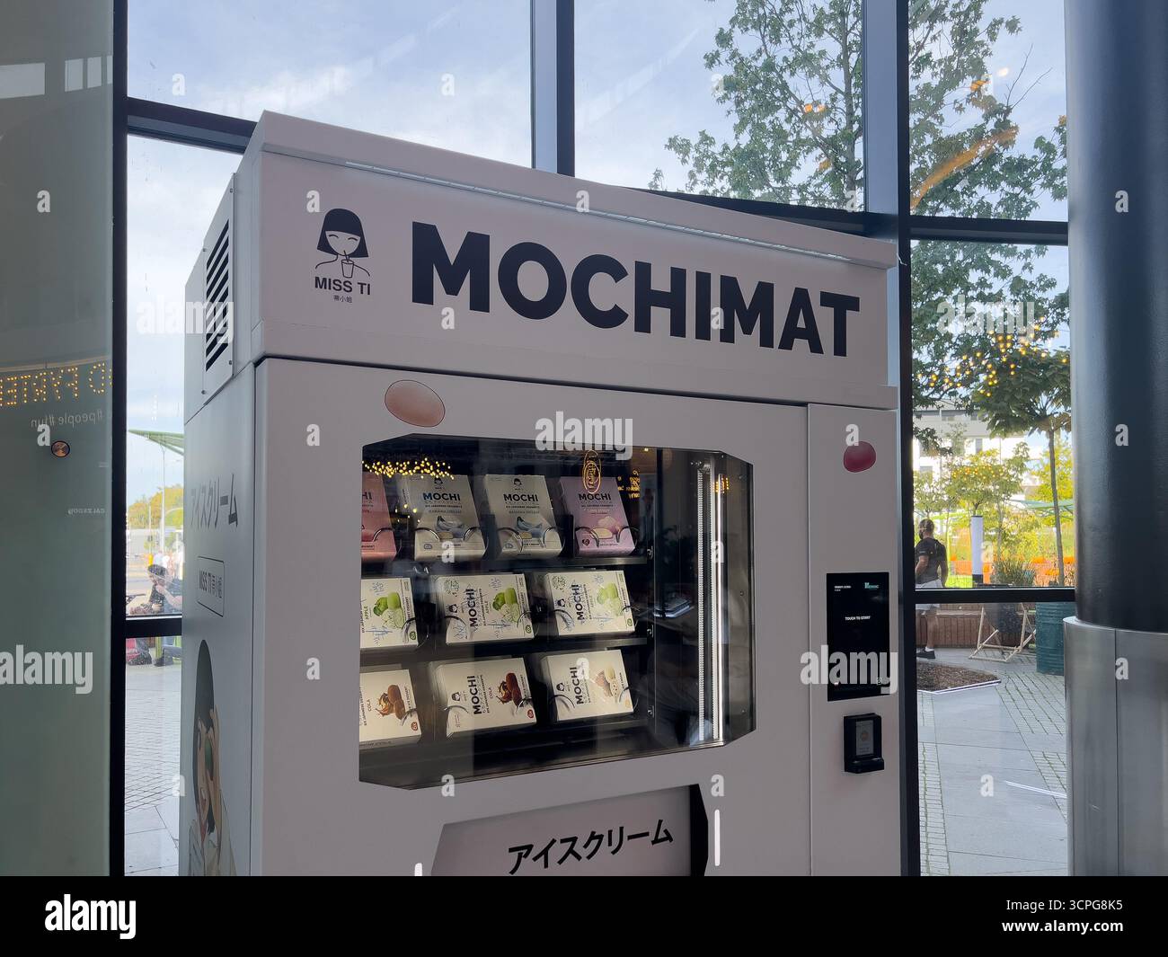 Poznan, Polonia - 20 settembre 2025: Distributore automatico MOCHIMAT che offre diverse opzioni di gelato MOCHI, con marchio MISS ti all'interno di un moderno Foto Stock