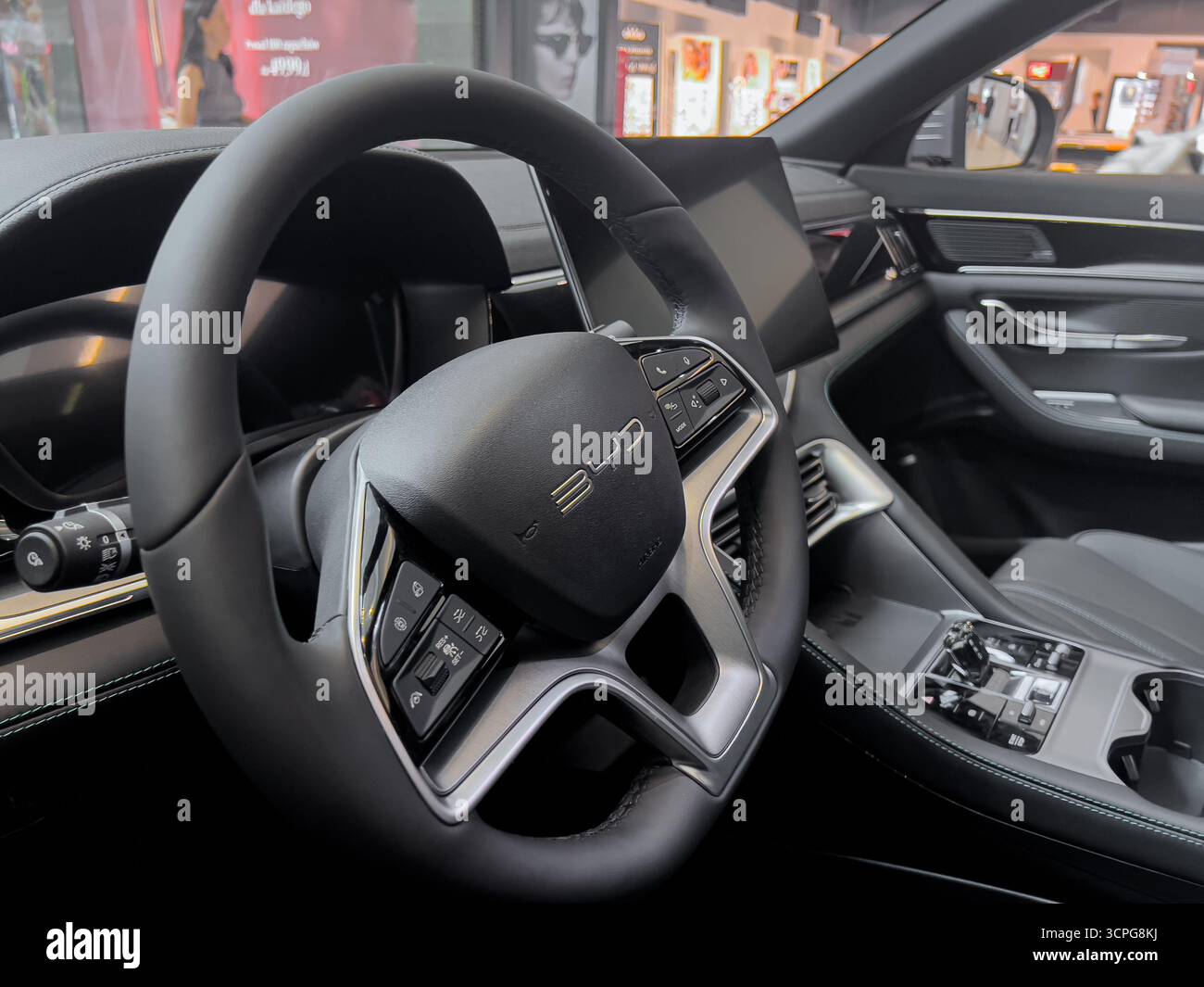 Poznan, Polonia - 20 settembre 2025: La vista dell'abitacolo del veicolo BYD cattura un volante moderno ed ergonomico, comandi intuitivi e display digitale avanzato Foto Stock