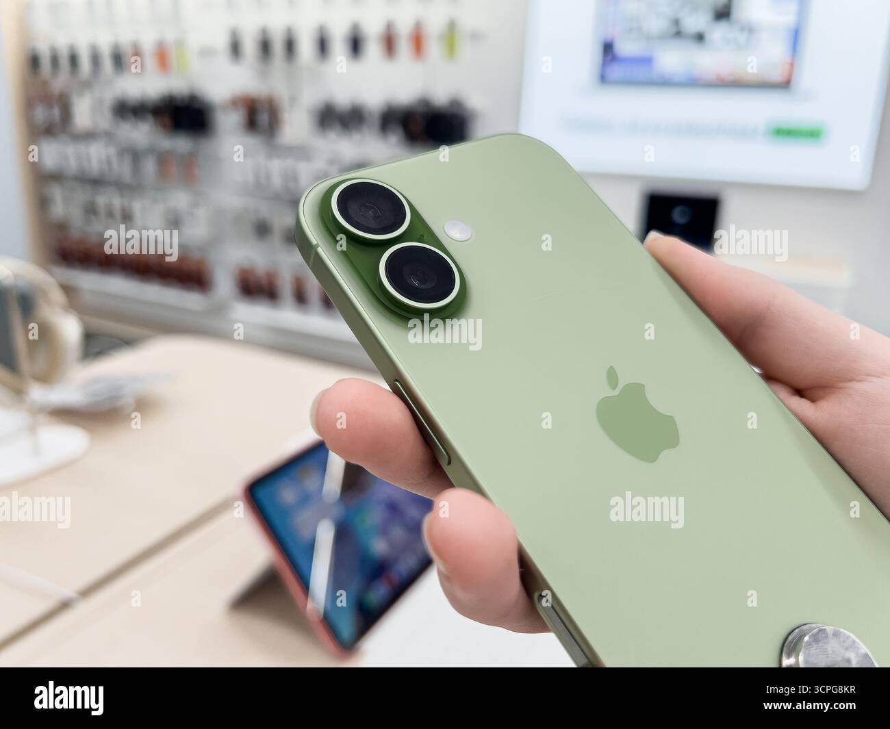 Poznan, Polonia - 20 settembre 2025: Impugnature verdi Apple iPhone 17, che enfatizzano il sistema a doppia telecamera, il design elegante, la moderna tecnologia mobile Foto Stock