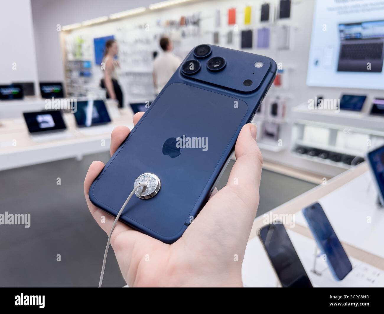 Poznan, Polonia - 20 settembre 2025: IPhone 17 Pro, un modello blu tenuto da una persona, che mostra tecnologia mobile avanzata e potenti fotocamere in un ret Foto Stock