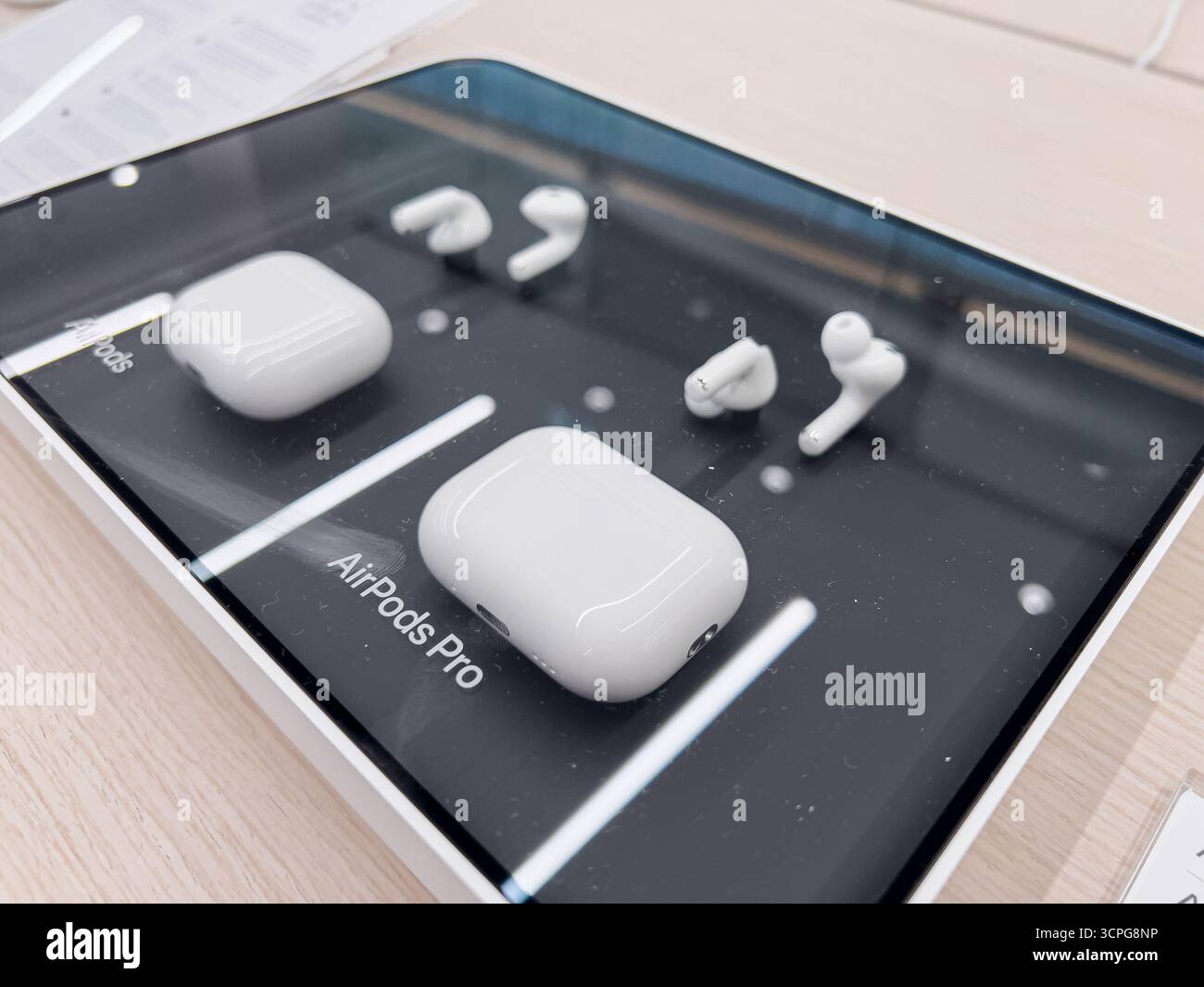 Poznan, Polonia - 20 settembre 2025: Auricolari senza fili Airpods e AirPods Pro e le relative custodie su un display, evidenziando l'audio personale avanzato sol Foto Stock
