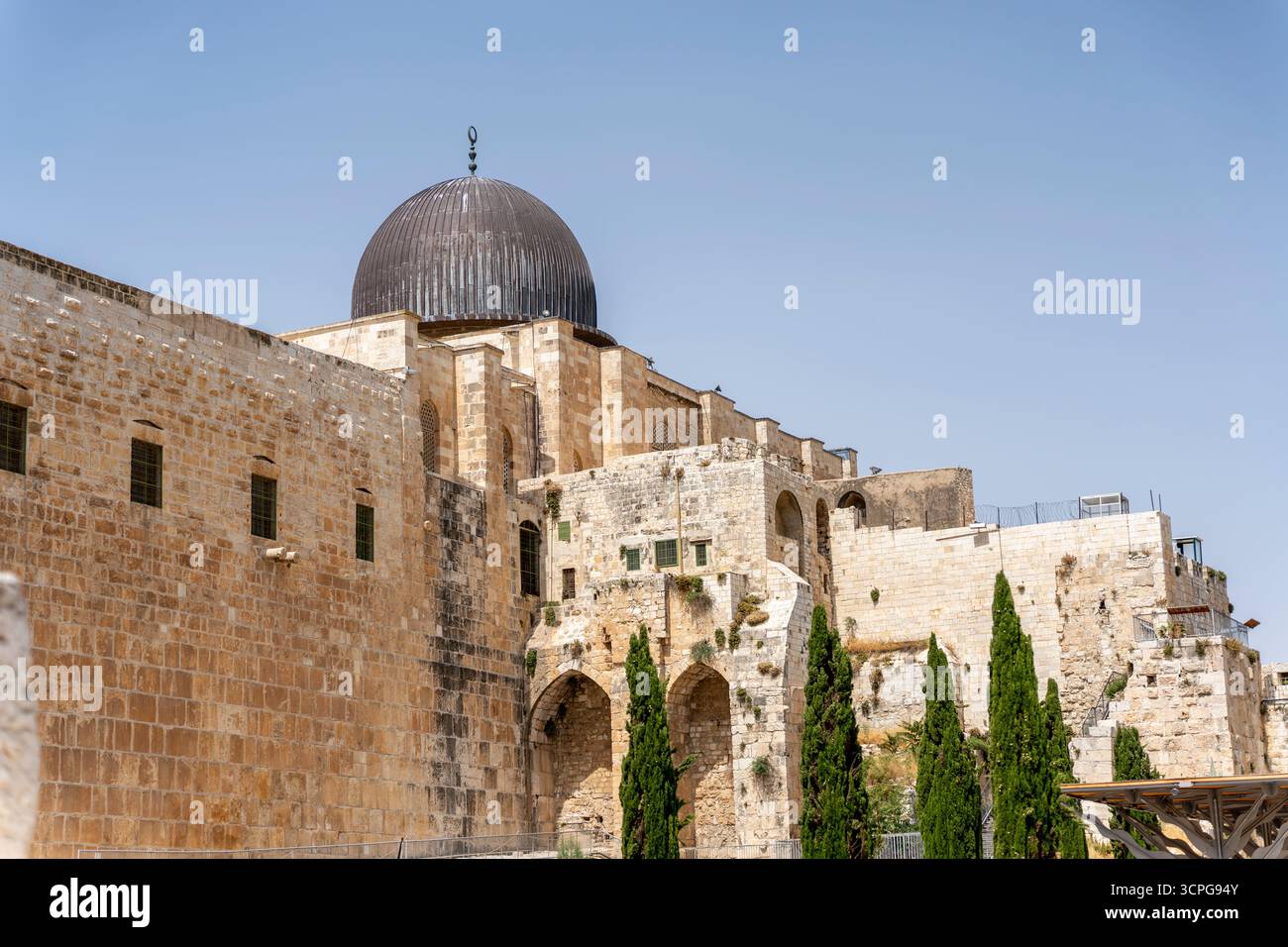 La Moschea di al-Aqsa (Moschea di Qibli) e la parete meridionale del Monte del Tempio (Haram al-Sharif) con antichi archi in pietra, la città vecchia di Gerusalemme, Israele. Foto Stock
