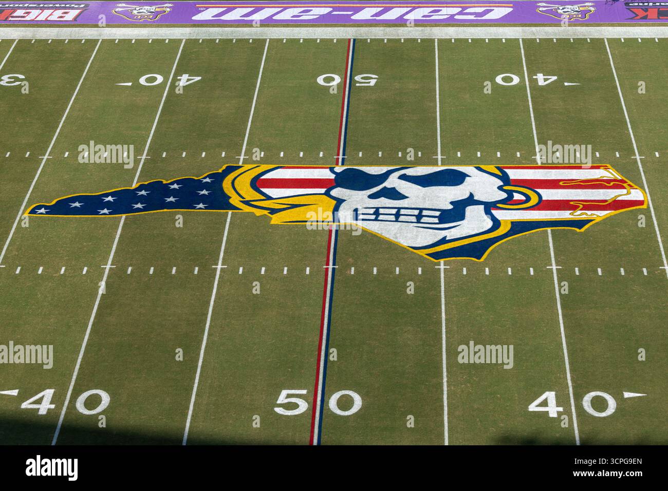 Greenville, North Carolina, Stati Uniti. 25 settembre 2025. Logo East Carolina Pirates Stars and Strips prima della partita di football dell'American Athletic Conference (AAC) tra gli Army Black Knights e l'East Carolina University (ECU) Pirates al Dowdy-Ficklen Stadium di Greenville, North Carolina, il 25 settembre 2025. ECU sconfisse l'esercito 28 - 6. (Credit Image: © Israel anta via ZUMA Press Wire) SOLO USO EDITORIALE! Non per USO commerciale! Foto Stock