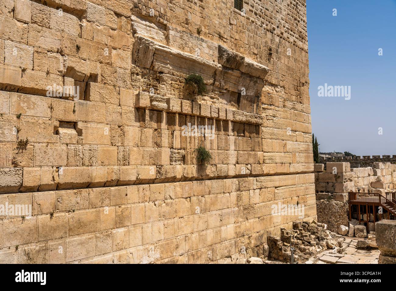 Muro meridionale del Monte del Tempio (Haram al-Sharif) con gli antichi gradini dei pellegrini e le porte bloccate di Huldah, la città vecchia di Gerusalemme, Israele. Foto Stock
