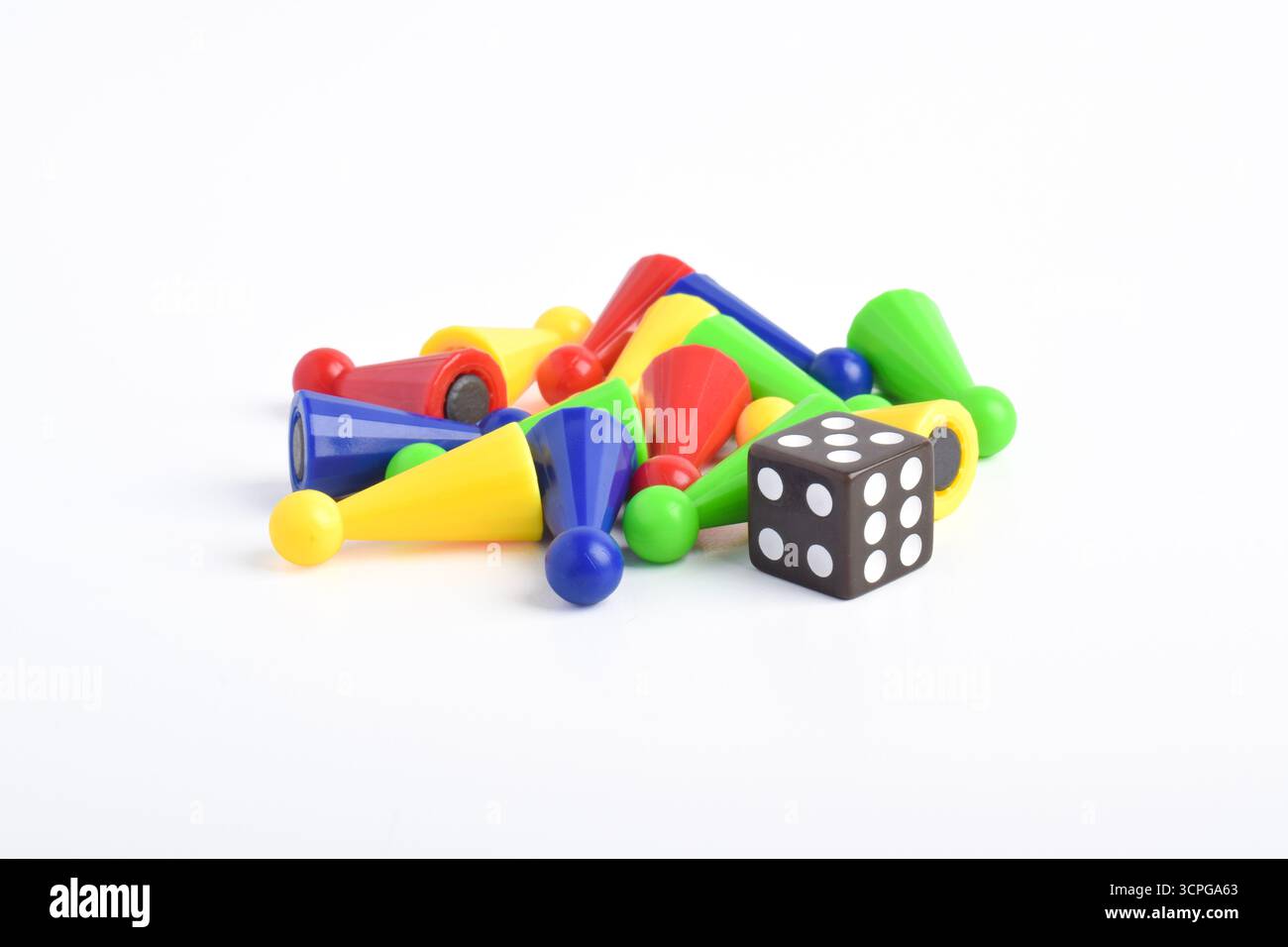 Coloratissimi personaggi da tavolo e dadi isolati su sfondo bianco Foto Stock