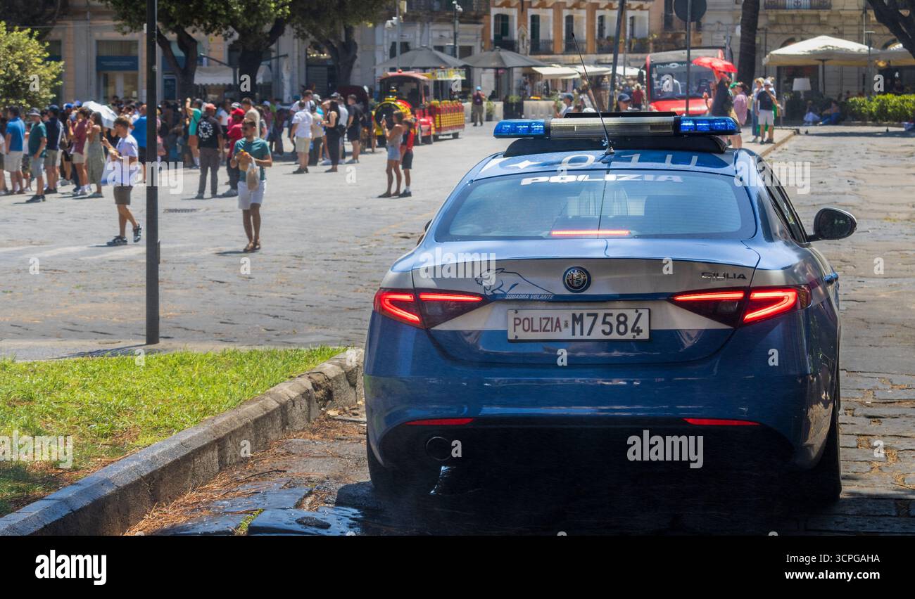 Messina, Sicilia,- 20-2025 luglio - polizia italiana parcheggiata in una piazza pubblica di Messina. Foto Stock