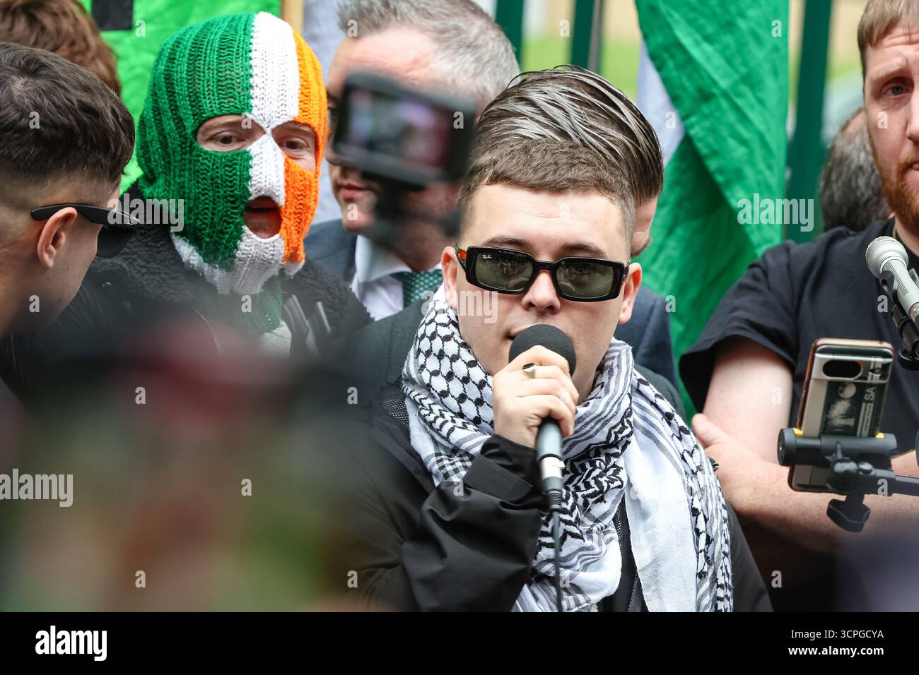 LONDRA, Regno Unito - 26 settembre 2025: Liam Óg Ó hAnnaidh, noto anche come Mo Chara del gruppo rap Kneecap, lascia la corte di Woolwich a Londra dopo che un giudice ha respinto le accuse di terrorismo contro di lui. Mo Chara era stato accusato di aver esposto una bandiera Hezbollah ad un concerto, un'accusa che ha negato, ma il caso è stato respinto. I sostenitori di Kneecap hanno accolto con favore la decisione fuori dal tribunale. Crediti: Pete Speller/Alamy Live News Foto Stock