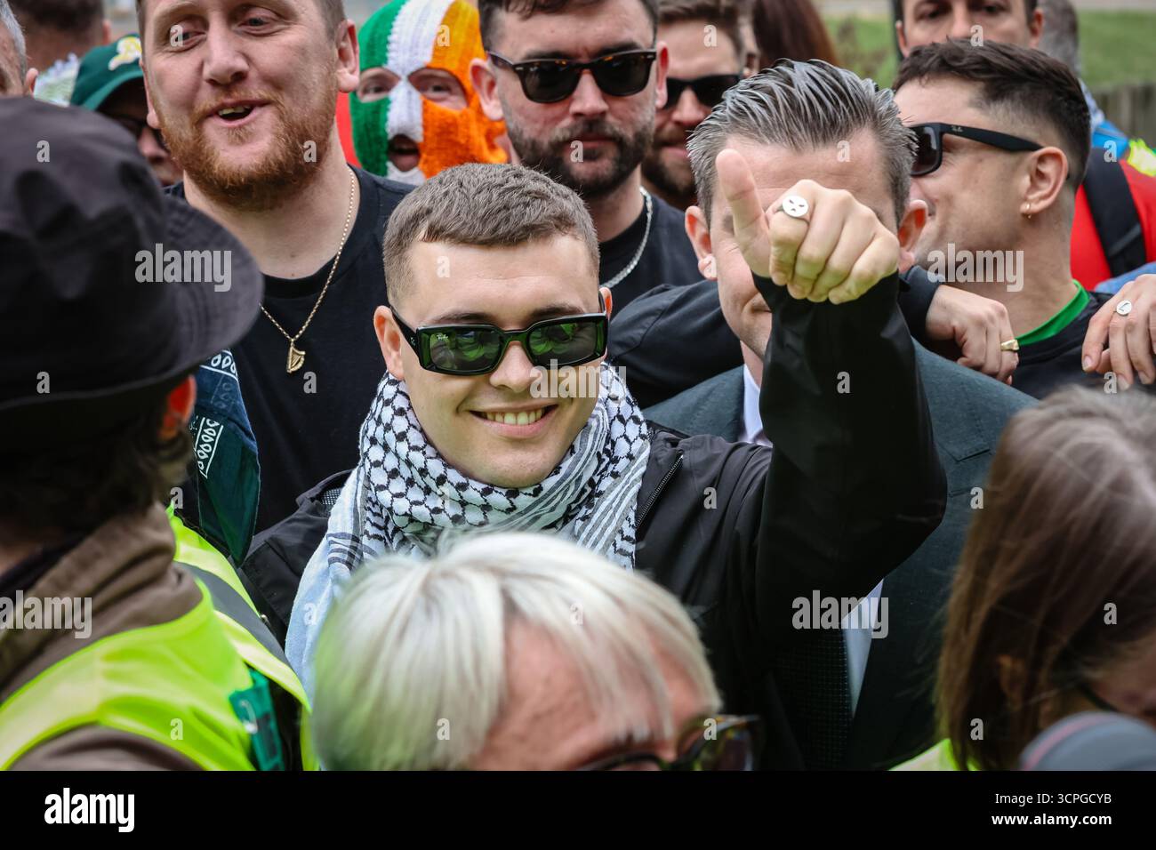 LONDRA, Regno Unito - 26 settembre 2025: Liam Óg Ó hAnnaidh, noto anche come Mo Chara del gruppo rap Kneecap, lascia la corte di Woolwich a Londra dopo che un giudice ha respinto le accuse di terrorismo contro di lui. Mo Chara era stato accusato di aver esposto una bandiera Hezbollah ad un concerto, un'accusa che ha negato, ma il caso è stato respinto. I sostenitori di Kneecap hanno accolto con favore la decisione fuori dal tribunale. Crediti: Pete Speller/Alamy Live News Foto Stock