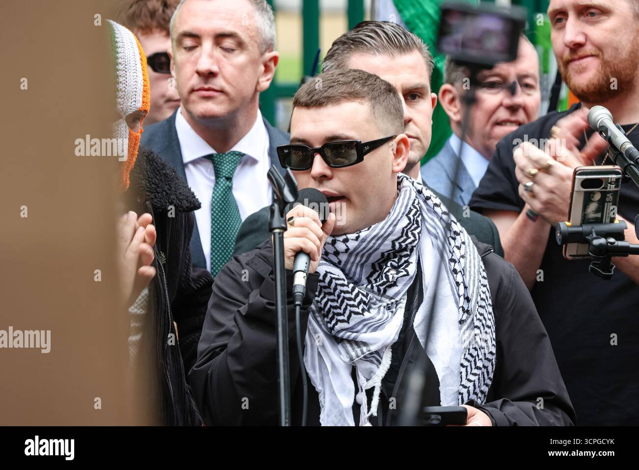 LONDRA, Regno Unito - 26 settembre 2025: Liam Óg Ó hAnnaidh, noto anche come Mo Chara del gruppo rap Kneecap, lascia la corte di Woolwich a Londra dopo che un giudice ha respinto le accuse di terrorismo contro di lui. Mo Chara era stato accusato di aver esposto una bandiera Hezbollah ad un concerto, un'accusa che ha negato, ma il caso è stato respinto. I sostenitori di Kneecap hanno accolto con favore la decisione fuori dal tribunale. Crediti: Pete Speller/Alamy Live News Foto Stock