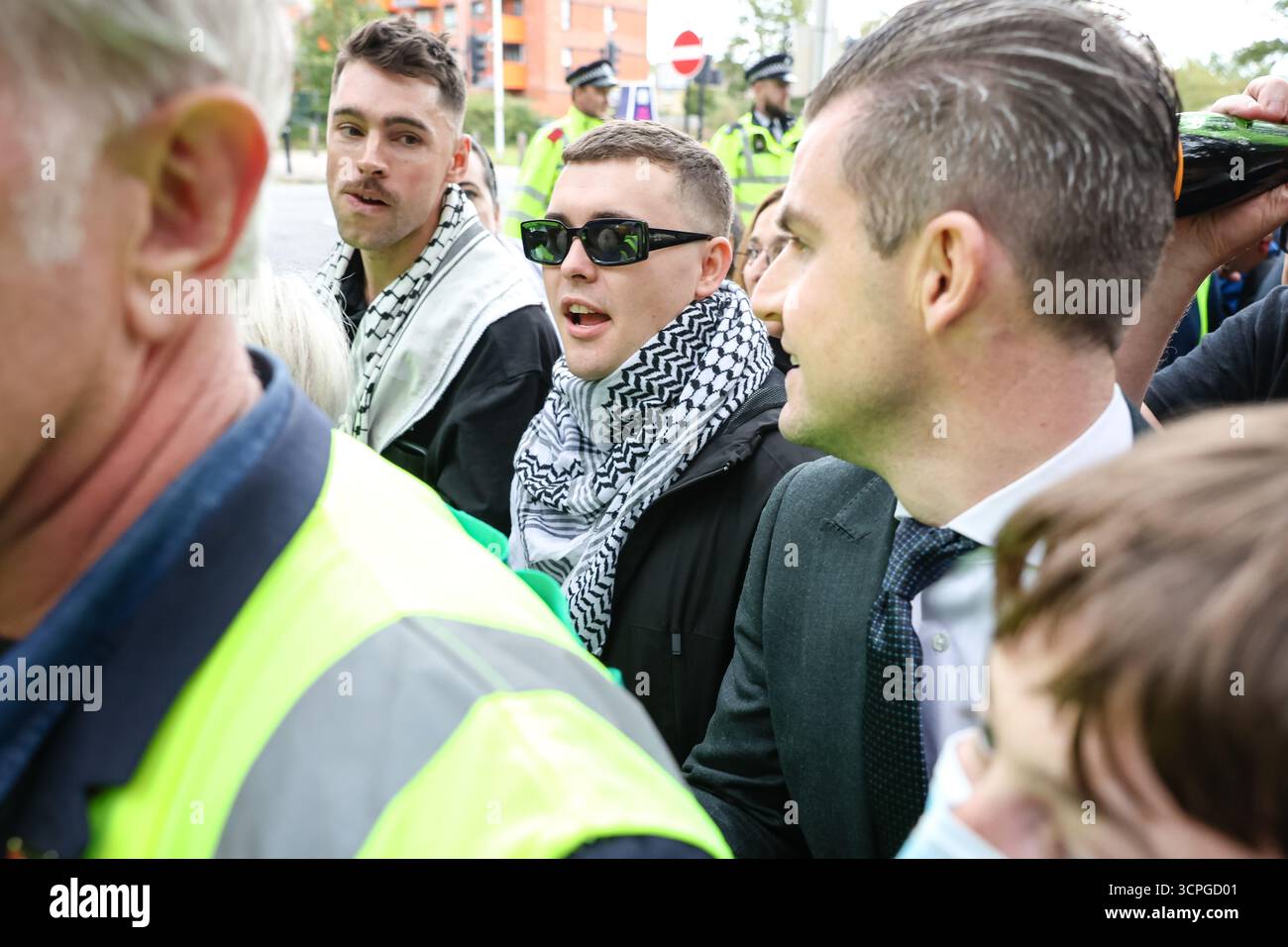 LONDRA, Regno Unito - 26 settembre 2025: Liam Óg Ó hAnnaidh, noto anche come Mo Chara del gruppo rap Kneecap, lascia la corte di Woolwich a Londra dopo che un giudice ha respinto le accuse di terrorismo contro di lui. Mo Chara era stato accusato di aver esposto una bandiera Hezbollah ad un concerto, un'accusa che ha negato, ma il caso è stato respinto. I sostenitori di Kneecap hanno accolto con favore la decisione fuori dal tribunale. Crediti: Pete Speller/Alamy Live News Foto Stock