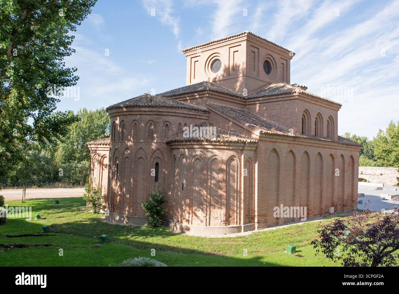 Iglesia de Santiago del Arrabal, una chiesa romanica del XII secolo, restaurata nel 1957, a Salamanca Foto Stock