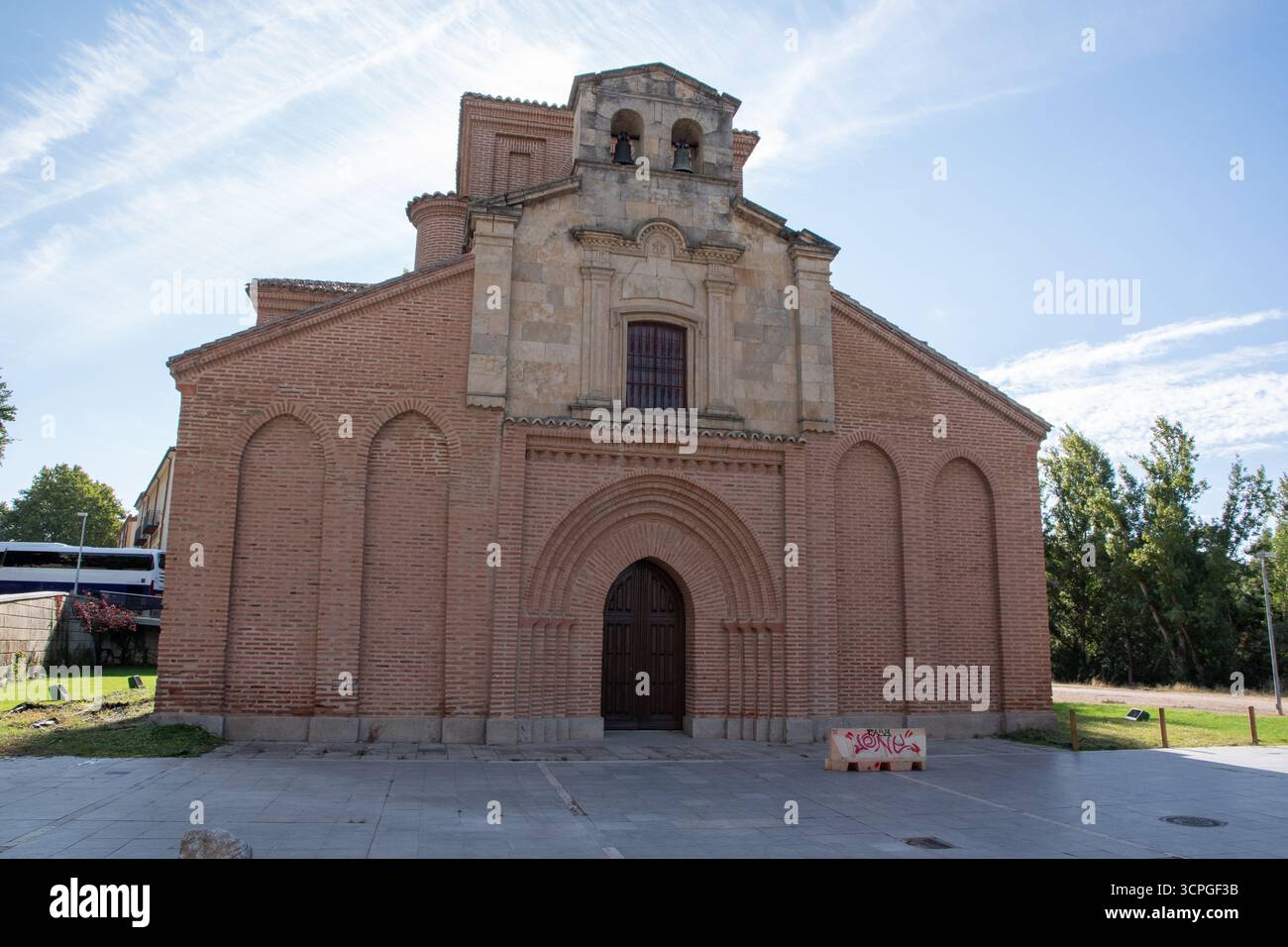 Iglesia de Santiago del Arrabal, una chiesa romanica del XII secolo, restaurata nel 1957, a Salamanca Foto Stock