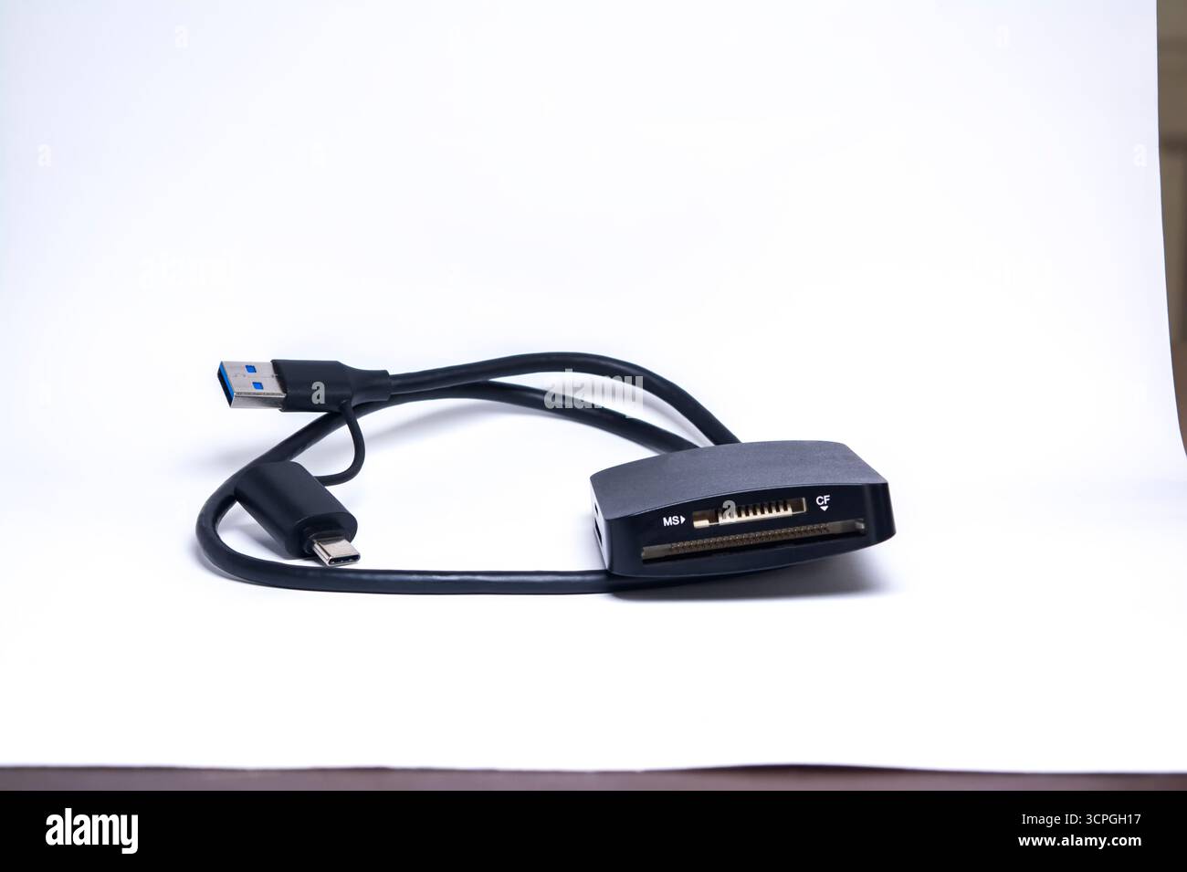 Lettore di schede digitali USB isolato su sfondo bianco - adattatore multischeda compatto per schede di memoria SD, Micro SD e TF Foto Stock