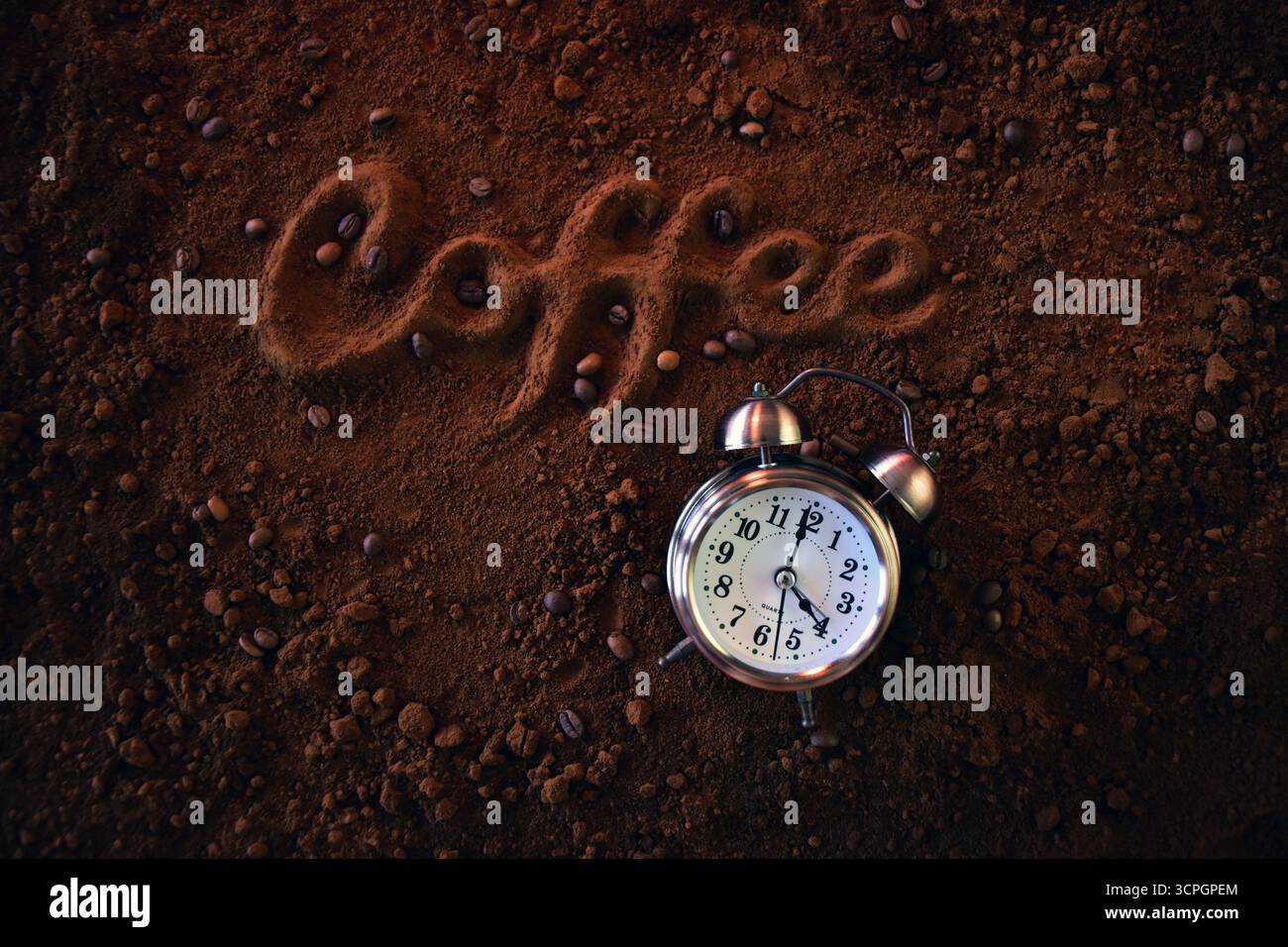 Concetto di tempo del caffè con la parola ''Coffee'' scolpita in 3D dal caffè macinato scuro in polvere Foto Stock