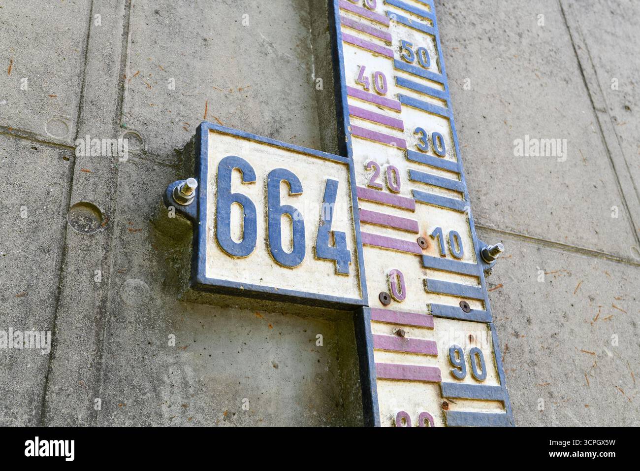 Primo piano dell'indicatore del livello dell'acqua sul muro della diga a Schwarzenbachtalsperre, nella regione della Foresta Nera in Germania Foto Stock
