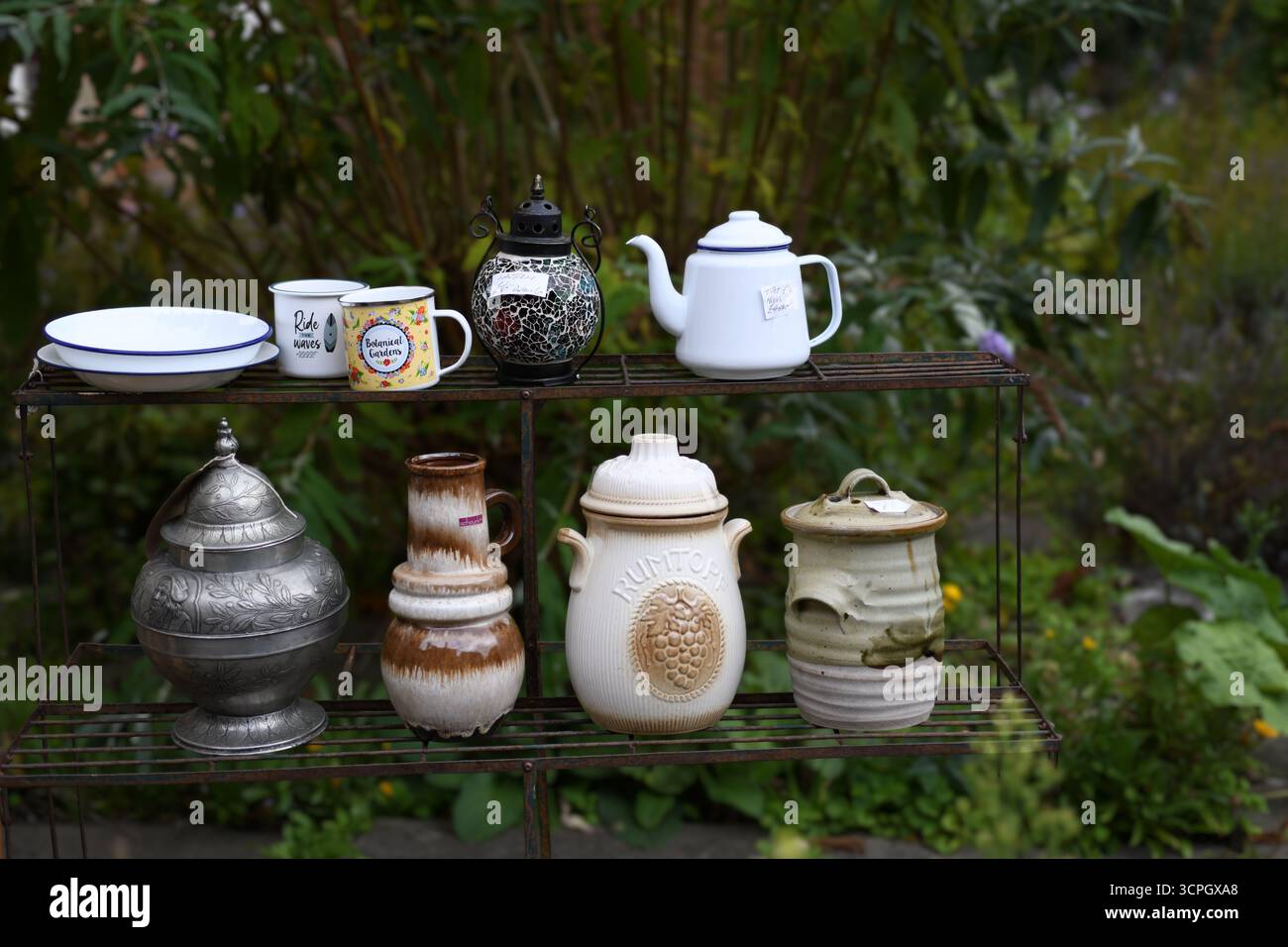 Vendita all'aperto di oggetti d'antiquariato Foto Stock