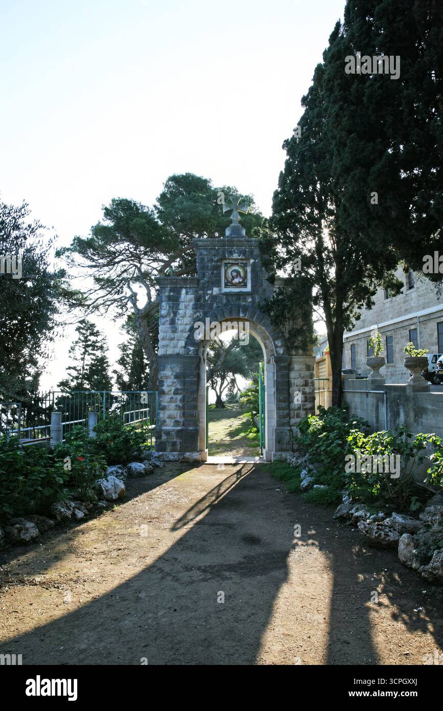 L'arco in pietra con l'icona di Gesù Cristo nel cortile del Monastero Stella Maris, Monte Carmelo, Haifa, Israele Foto Stock