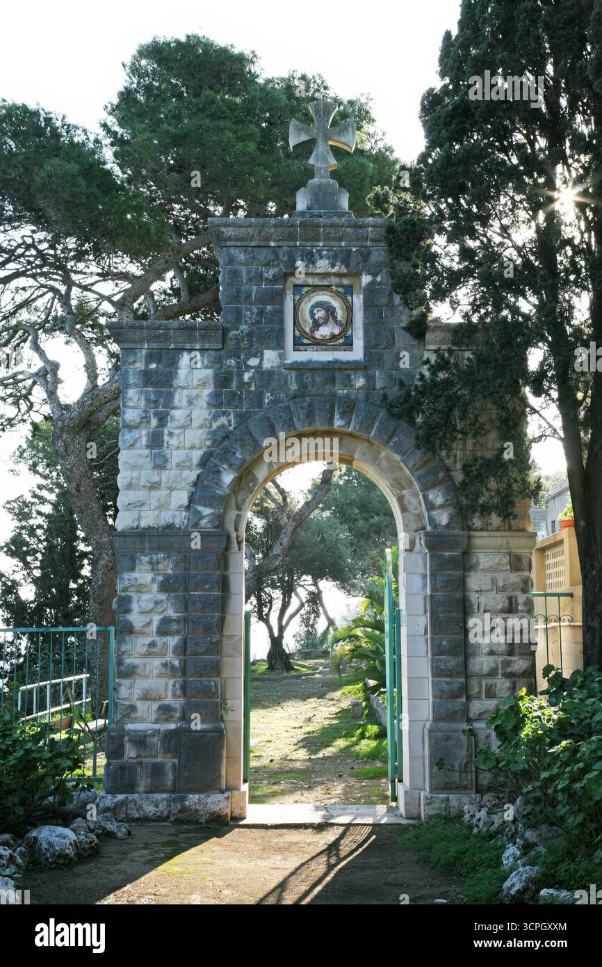 L'arco in pietra con l'icona di Gesù Cristo nel cortile del Monastero Stella Maris, Monte Carmelo, Haifa, Israele Foto Stock