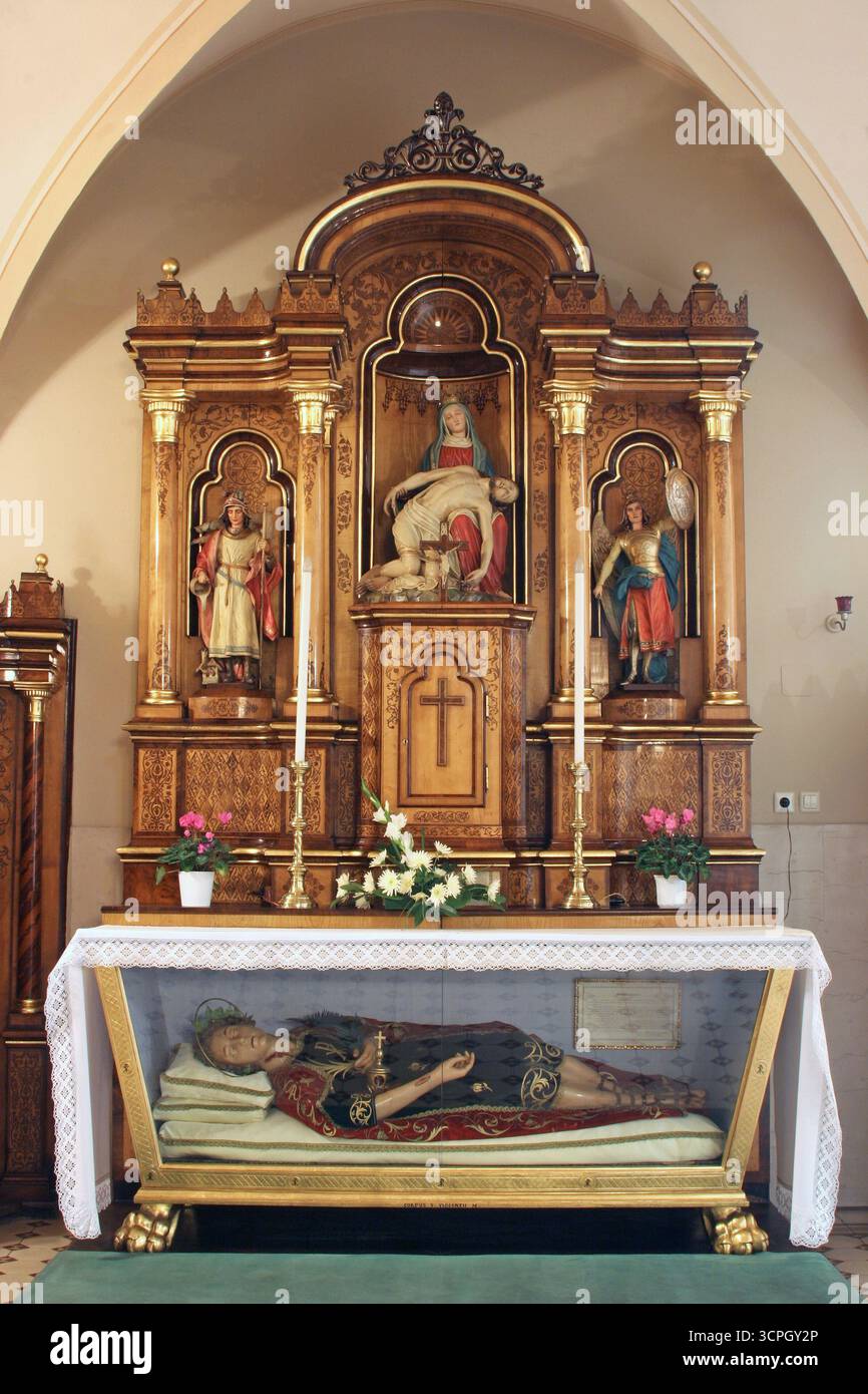 Altare della Madonna Addolorata nella Chiesa di San Vincenzo de Paoli a Zagabria, Croazia Foto Stock