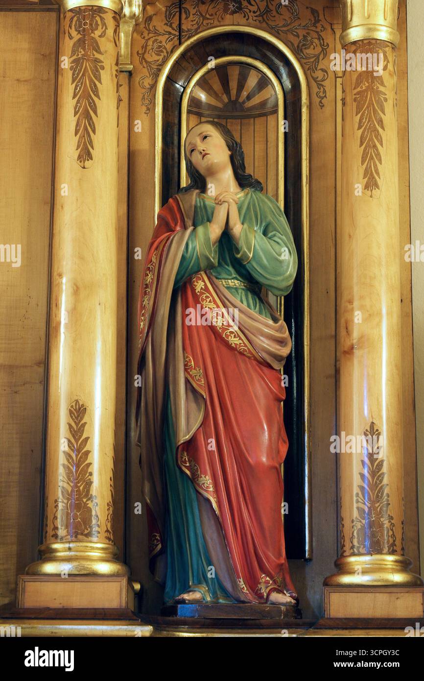 Santa Maria Maddalena, statua sull'altare dell'Esaltazione della Santa Croce nella Chiesa di San Vincenzo de Paoli a Zagabria, Croazia Foto Stock