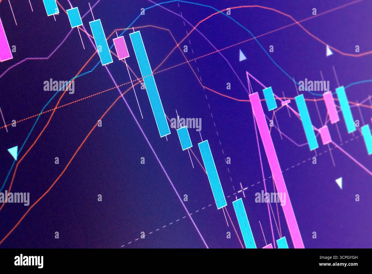 Primo piano di un grafico finanziario che mostra le tendenze al rialzo. Grafici finanziari sul display LCD. Immagine di sfondo con grafici a candela. Messa a fuoco selettiva. Foto Stock