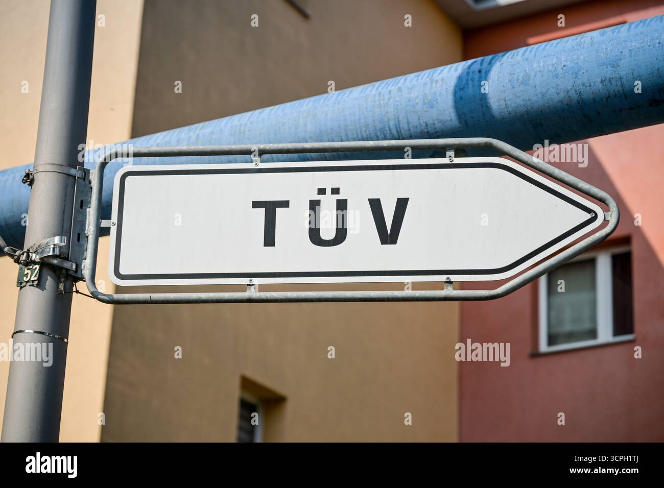 Hinweisschild TÜV, Treptow, Treptow-Köpenick, Berlin, Deutschland Foto Stock