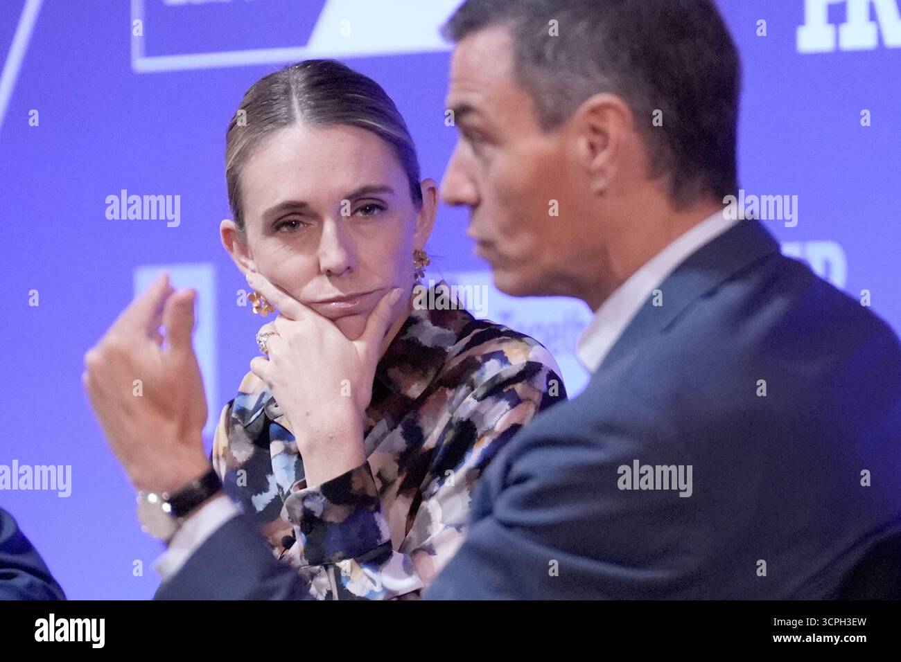 L'ex primo ministro della nuova Zelanda, Dame Jacinda Ardern, ascolta il primo ministro spagnolo Pedro Sanchez, durante il Global Progress Action Summit alla Methodist Central Hall di Westminster, Londra. Data foto: Venerdì 26 settembre 2025. Foto Stock