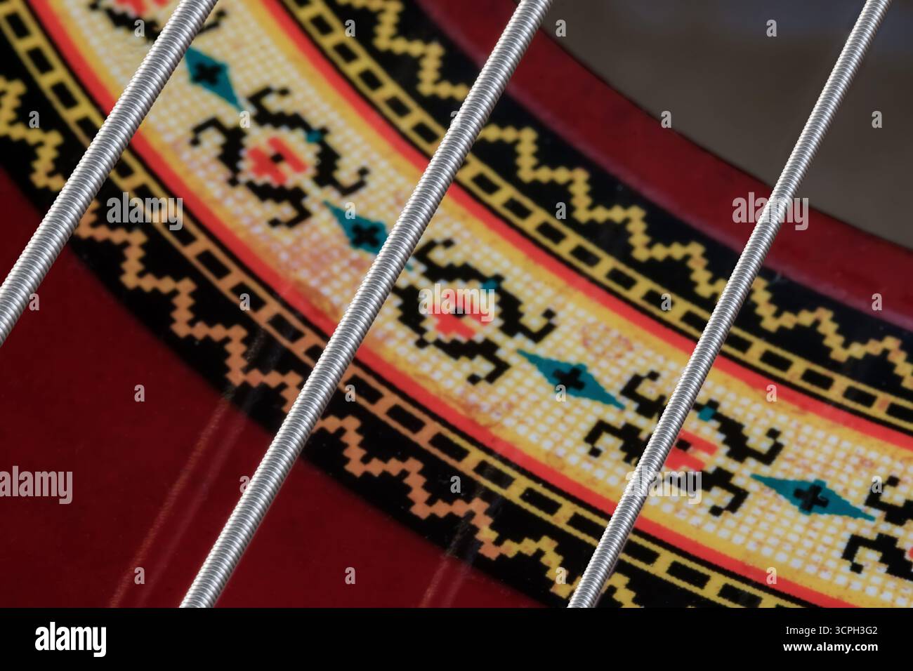 Corde di chitarra. Foto macro dettagliata di corde acustiche per chitarra. Strumenti a corde come per il concetto musicale. Foto Stock