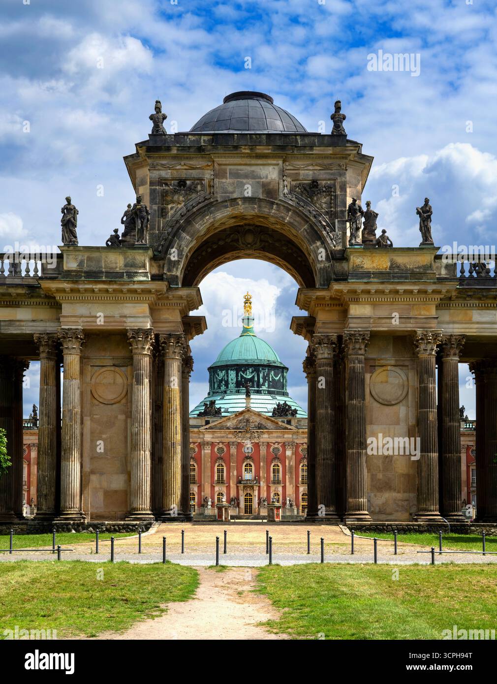 Porta trionfale del colonnato dell'Università di Potsdam, Germania Foto Stock