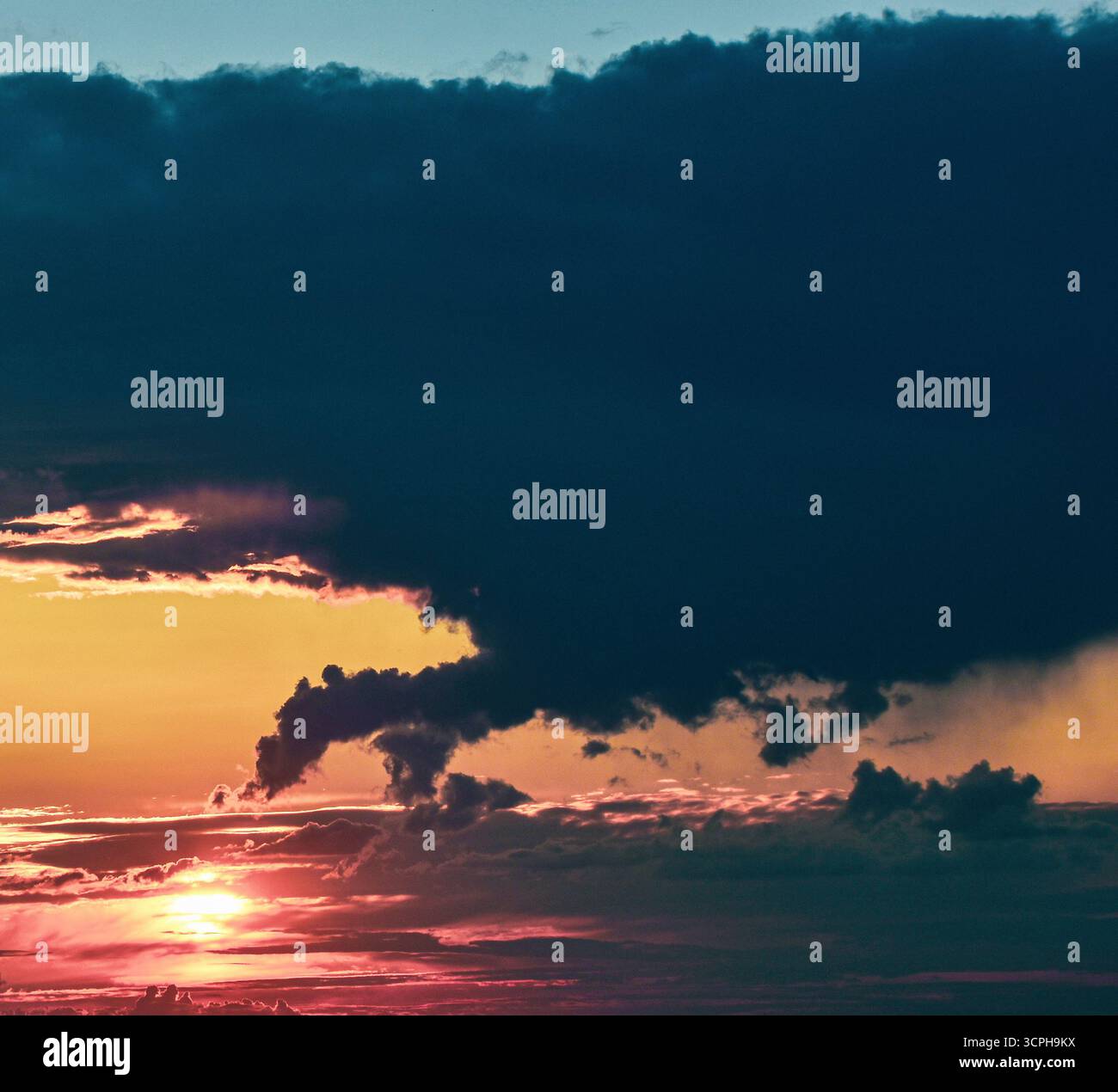 Una vista da sogno del cielo al tramonto, piena di luci colorate e nuvole che ispirano pace e immaginazione. Foto Stock