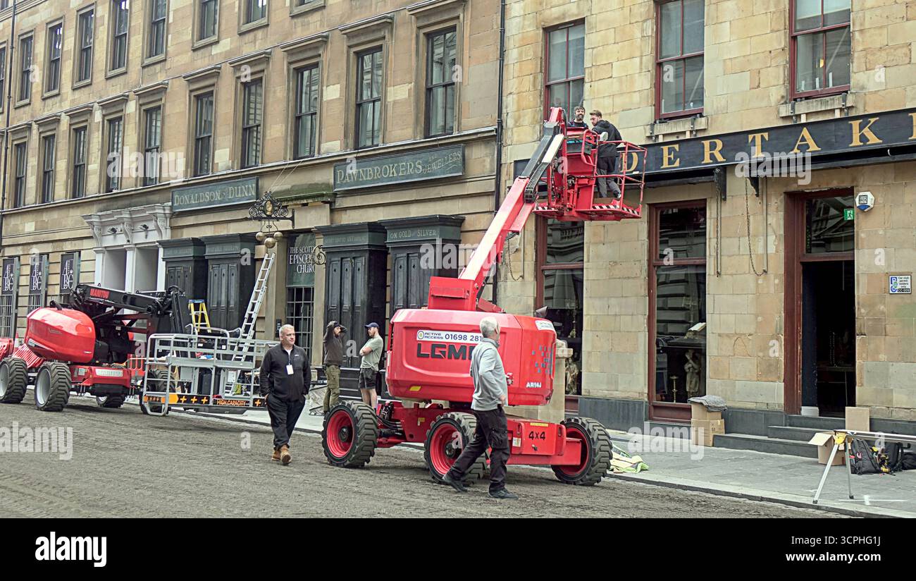 Glasgow, Scozia, Regno Unito. 26 settembre 2025. Città trasformata per il cinema di Hollywood, che torna alle sue radici vittoriane mostrando la città come se stessa con un restyling hollywoodiano dai negozi e dalla pubblicità riempita sempre di strade sterrate con carrozze senza cavalli. Il "jack of spades" di Joel Coen sarà ambientato in città, a differenza delle recenti epiche, dove è stato fantasma per le metropoli americane. Credit Gerard Ferry/Alamy Live News Foto Stock