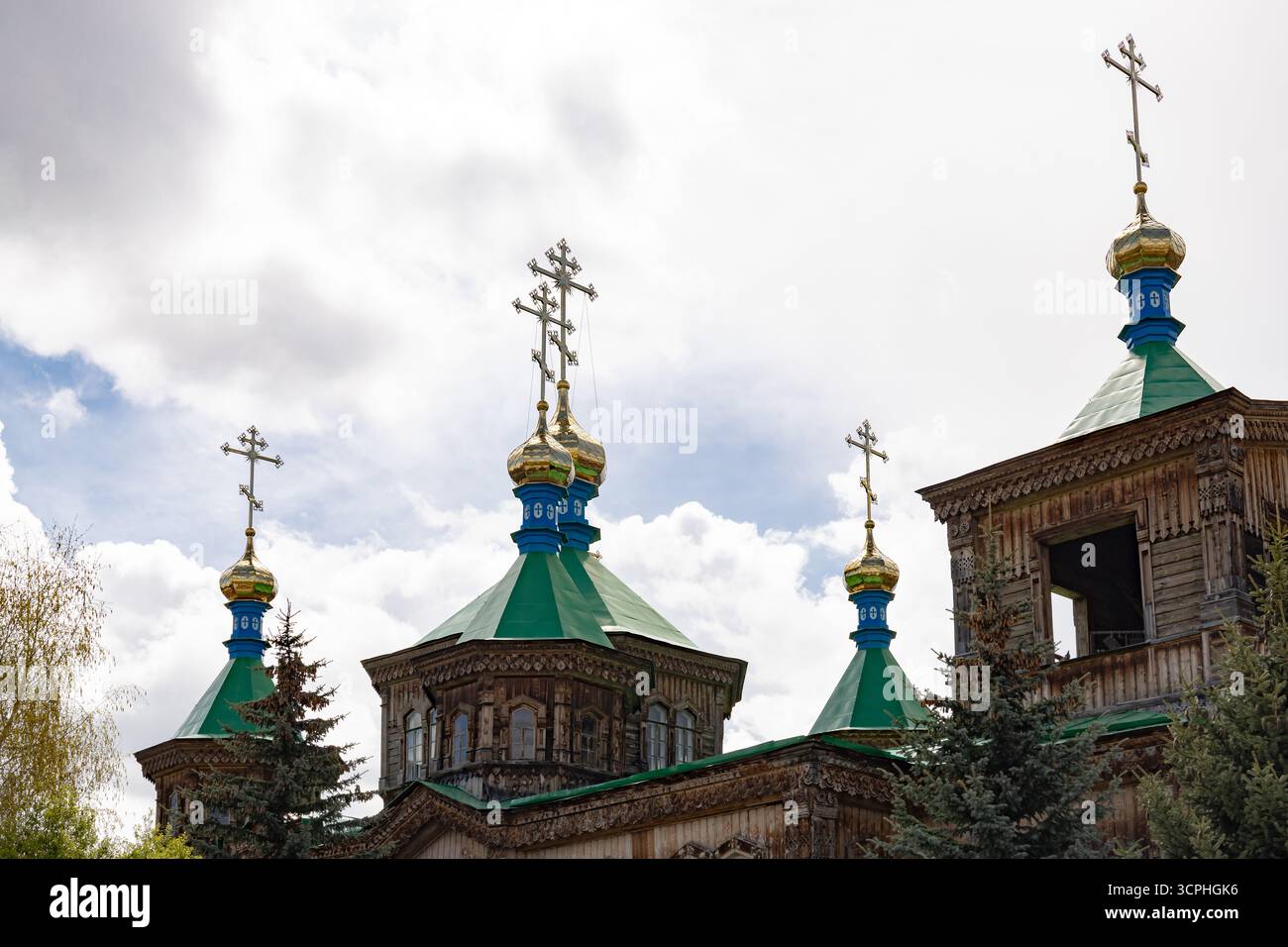 Simbolo di Karakol, Cattedrale della Santissima Trinità, Kirghizistan. Architettura di chiesa in legno. Foto Stock