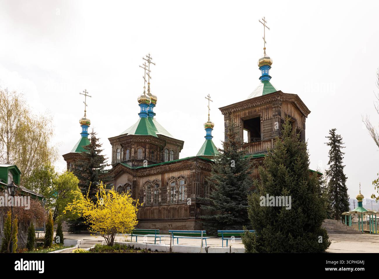 Simbolo di Karakol, Cattedrale della Santissima Trinità, Kirghizistan. Architettura di chiesa in legno. Foto Stock